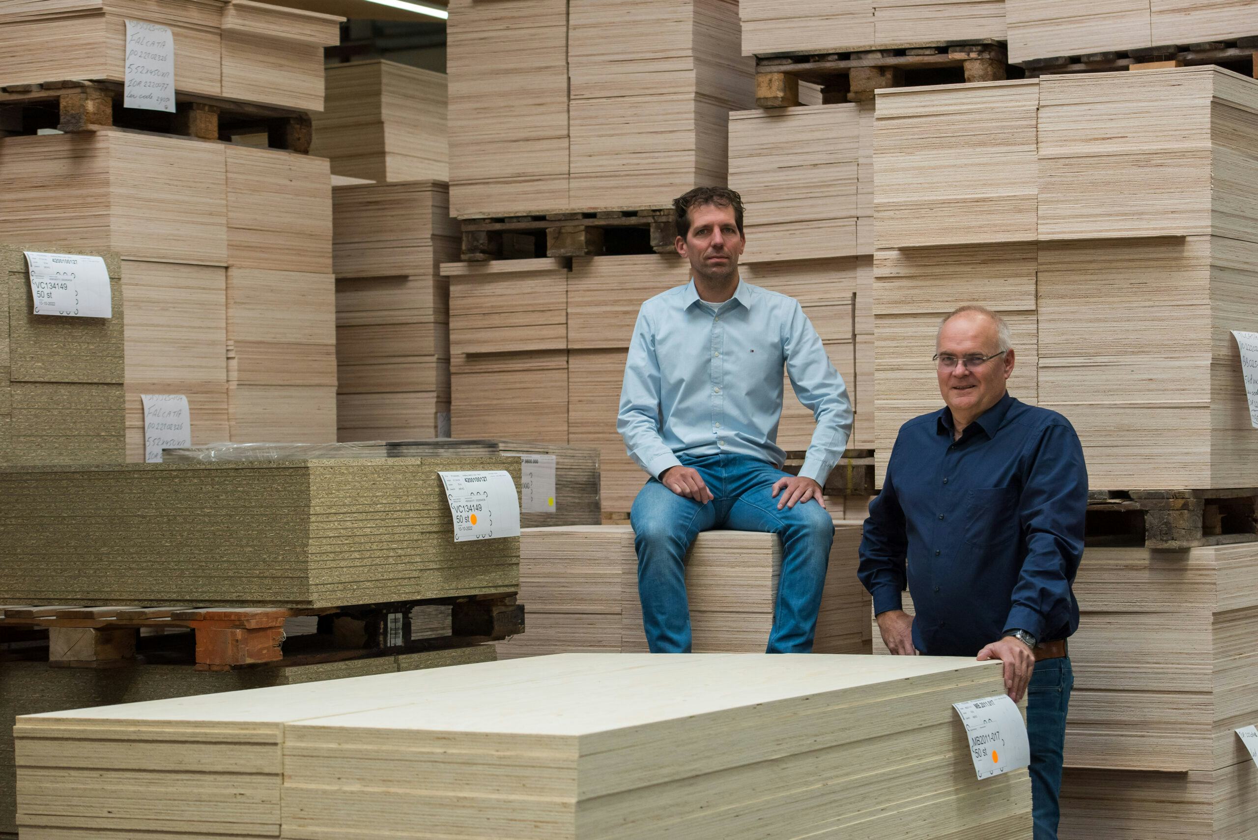 Bas Boerboom (links) en Willem van Merrienboer staken de plannen voor de bouw van een CLT-fabriek in Hapert. Foto: Jean Pierre Reijnen