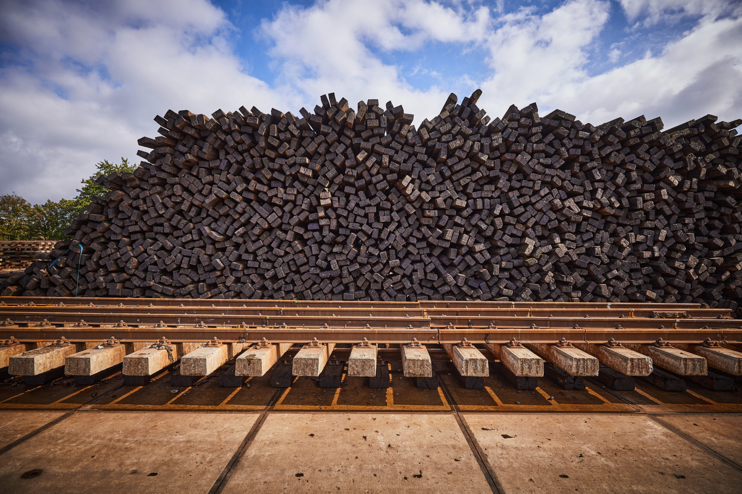 Dwarsliggers die worden hergebruikt op het spoor. Foto: Vincent Basler