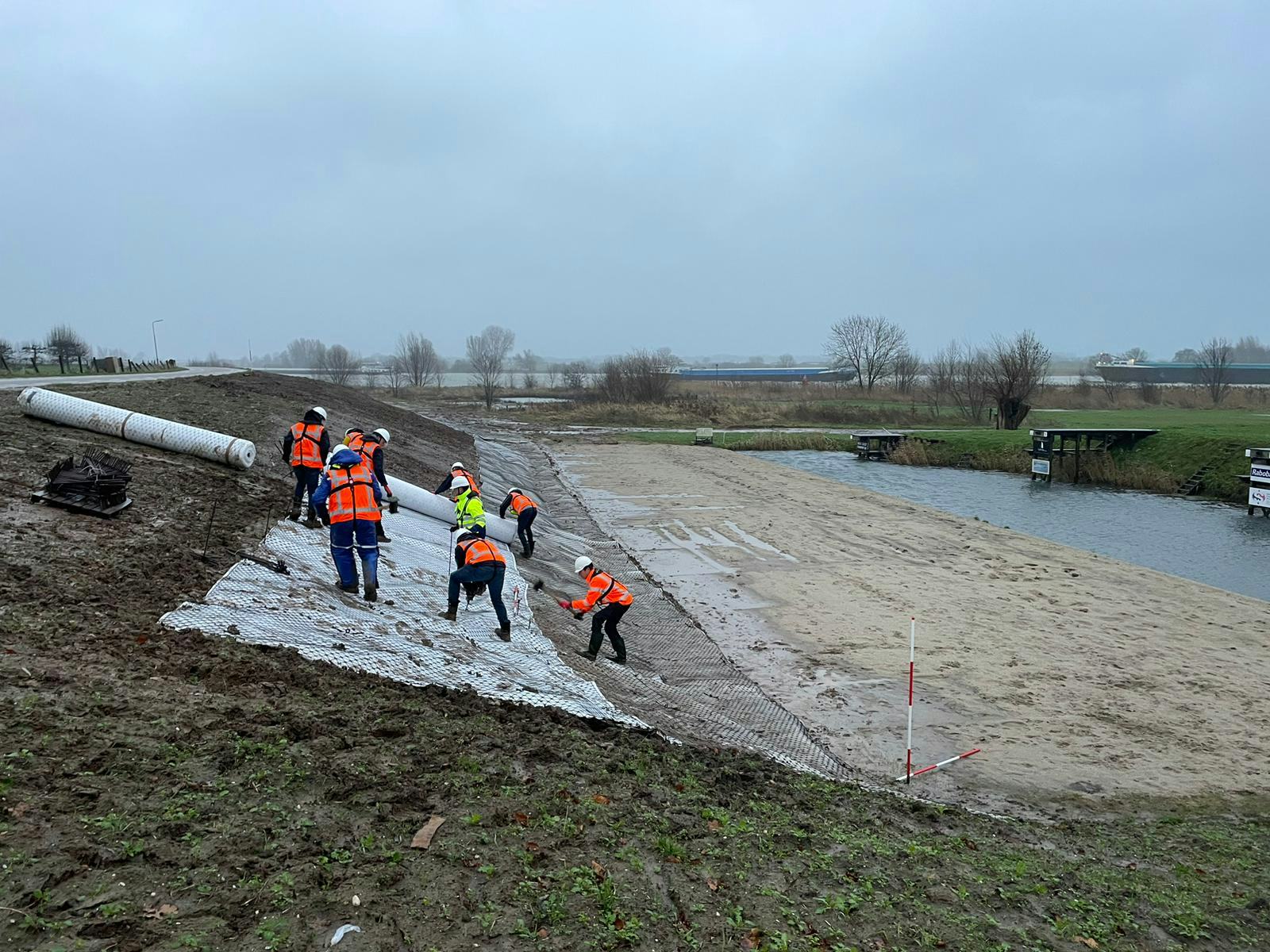 De Lekdijk bij Salmsteke wordt ingepakt met krammatten in november 2023. Foto: Hoogheemraadschap De Stichtse Rijnlanden