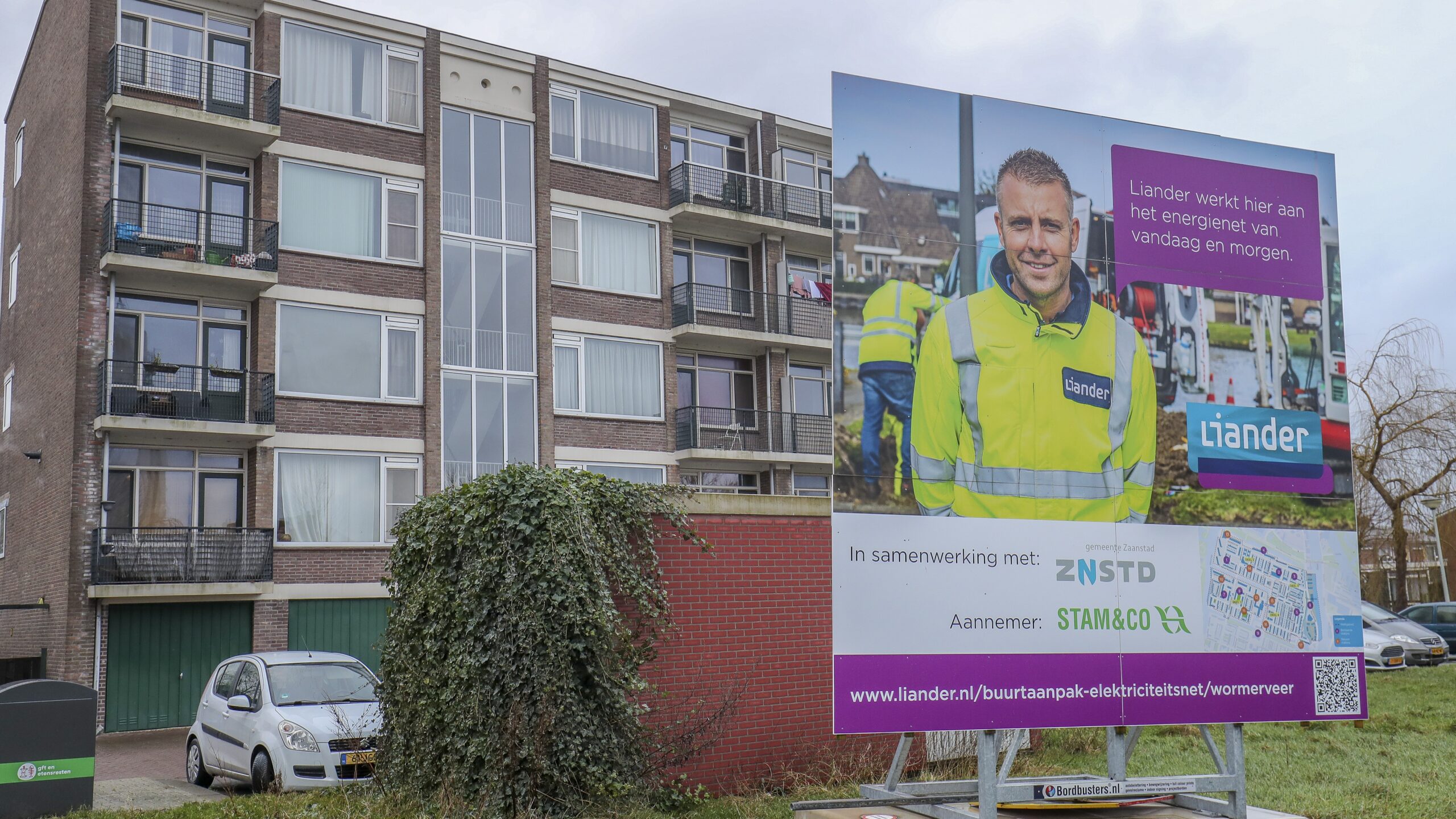 In Wormerveer-Noord legt personeel van Stam & Co een nieuw elektriciteitsnet aan. Foto: Martin Mooij
