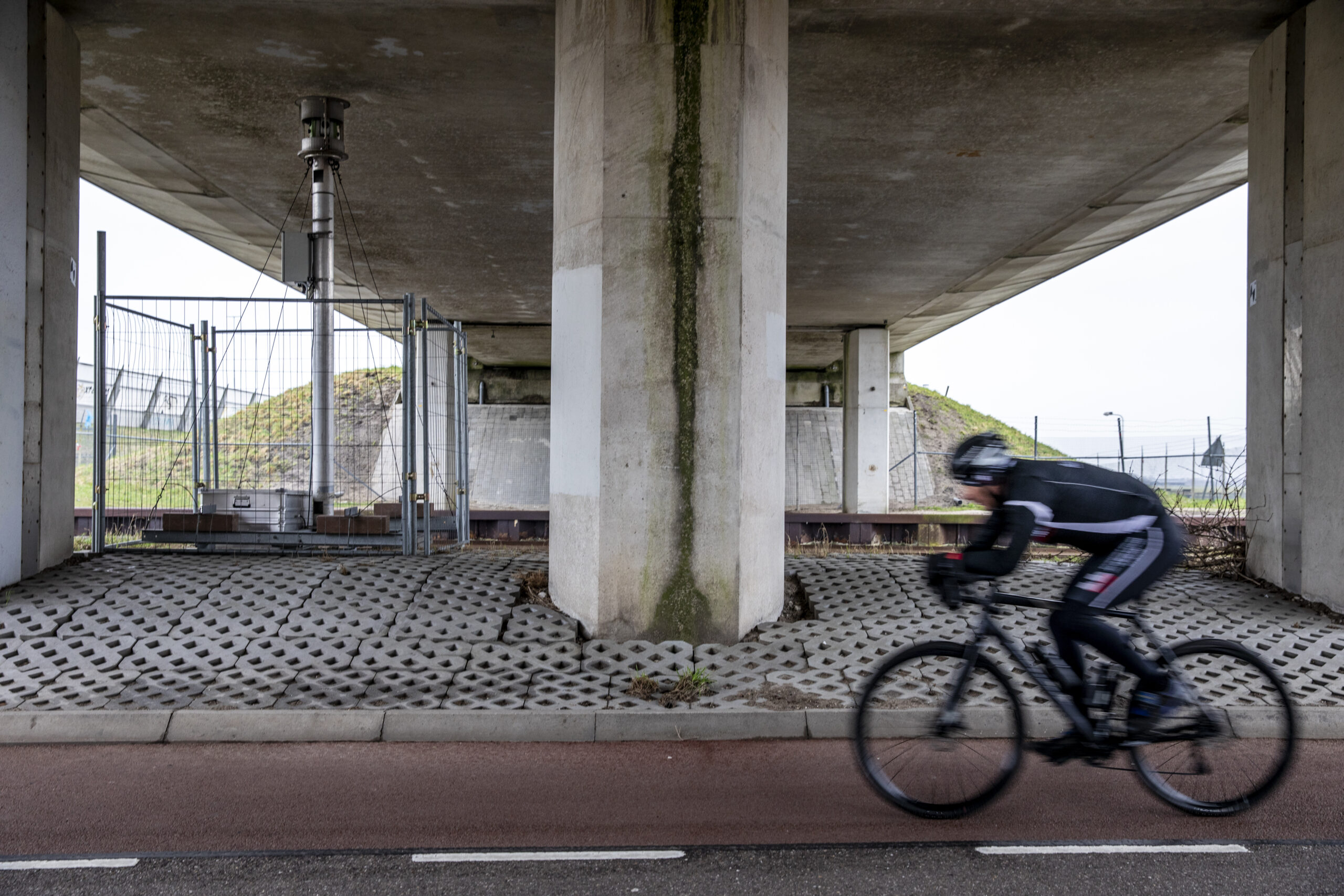De positie van het viaduct Zuidweg in Rijpwetering wordt continu gemonitord. Treinen mogen hier hoogstens tachtig kilometer per uur rijden. Foto: Suzanne van de Kerk