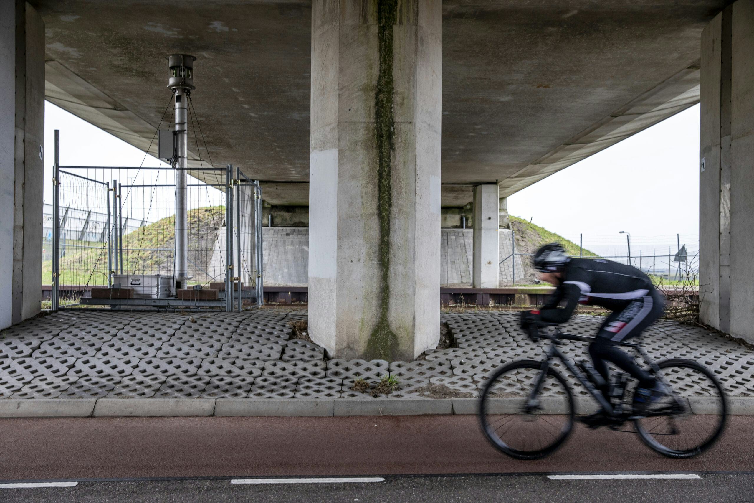 De positie van het viaduct Zuidweg in Rijpwetering wordt continu gemonitord. Treinen mogen hier hoogstens tachtig kilometer per uur rijden. Foto: Suzanne van de Kerk