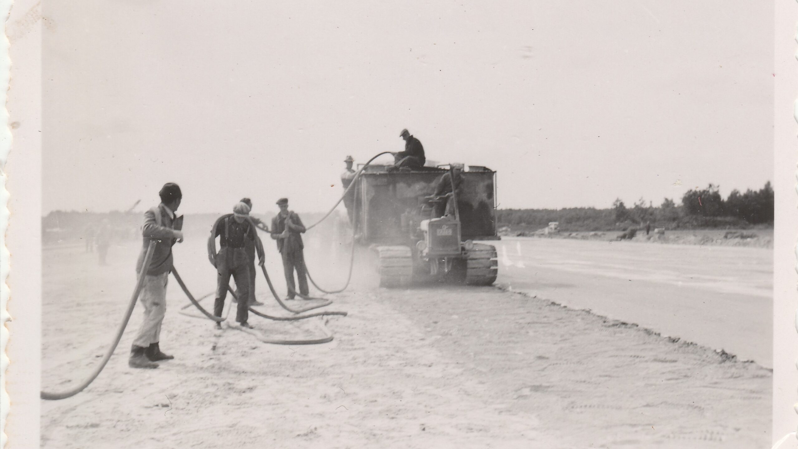 Aannemers aan het werk op vliegveld Deelen. Foto: Museum vliegbasis Deelen