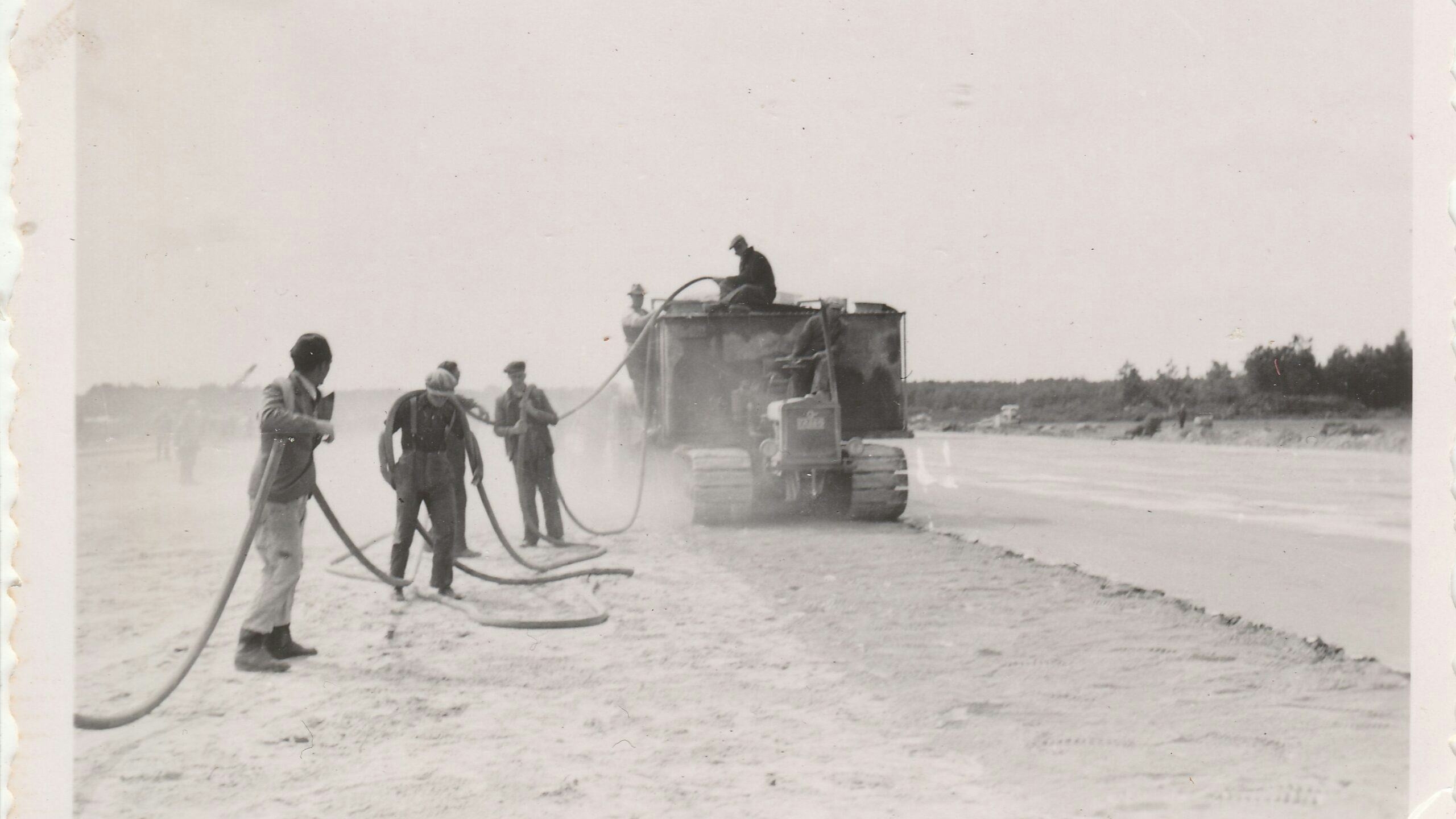 Aannemers aan het werk op vliegveld Deelen. Foto: Museum vliegbasis Deelen