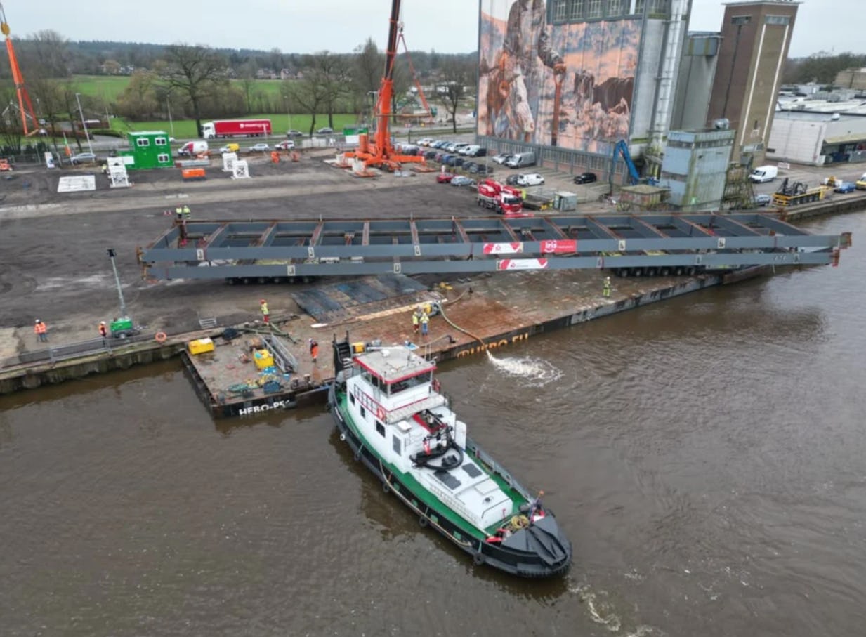 Begin februari arriveerde de staalconstructie van het brugdek van de Nettelhorsterbrug. Het was in twee delen vervoerd met een binnenvaartschip vanaf de werf van staalbouwer Aelterman  in Gent. Foto: Bouwapp