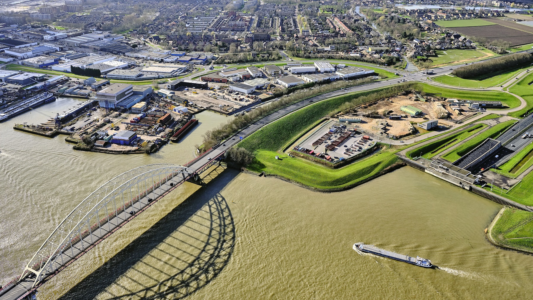 Naast de brug over de Noord ligt de Noordtunnel.  Foto: Siebe Swart / ANP