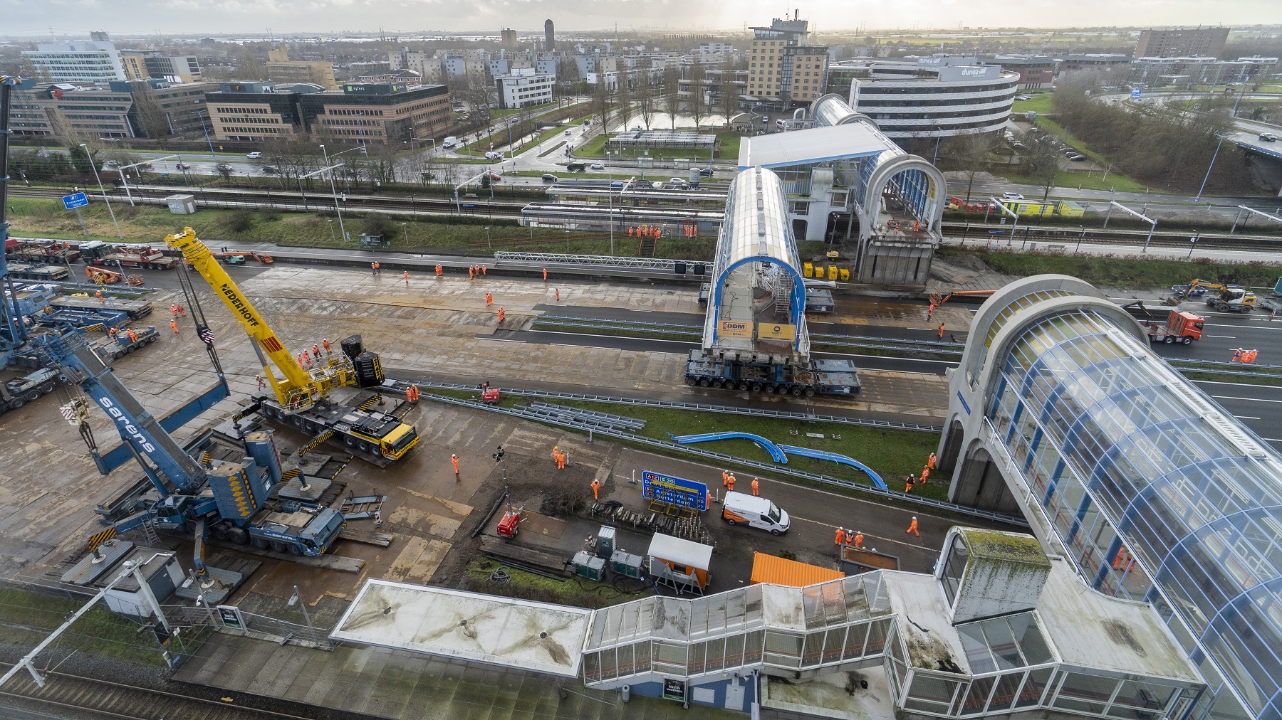 Kort na het afsluiten van de Nelson Mandelabrug eind 2022 wordt het brugdeel van de Nelson Mandelabrug weggehaald. Foto: ANP LEX VAN LIESHOUT