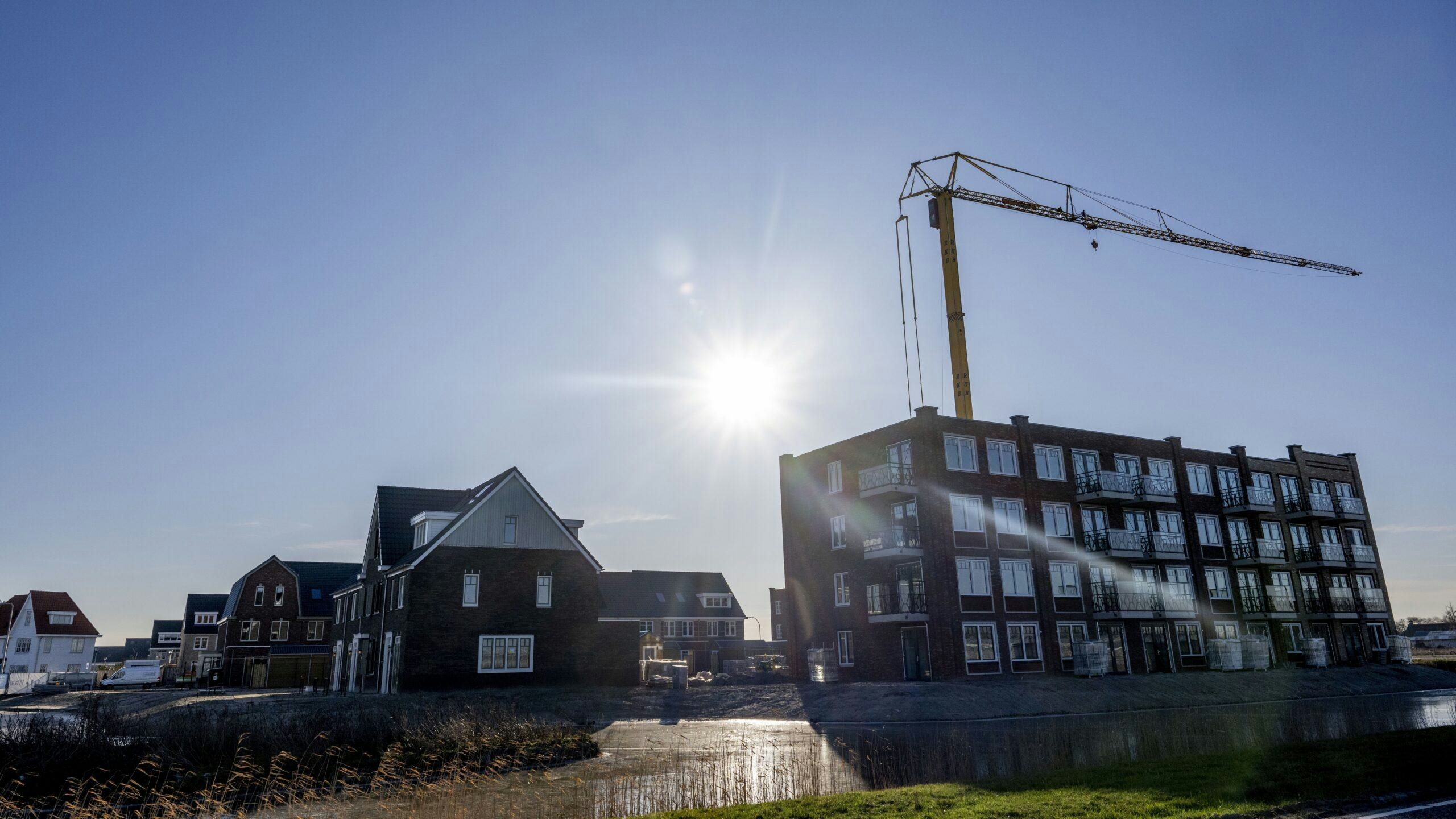 Aanbouw van nieuwe sociale huur en koopappartementen in Pijnacker.  In Zuid-Holland werden het afgelopen jaar het meeste nieuwbouwwoningen vergund. Foto ANP/ HH/ Robin Utrecht