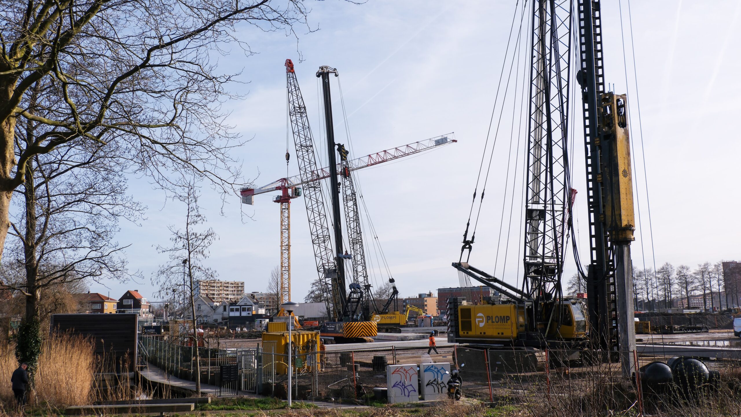 Bouwmaterieel op een voormalig bedrijventerrein in Zaandam. Aan de Houthavenkade komt een duurzame woonwijk. Foto: ANP/ HH/ Kim van Dam
