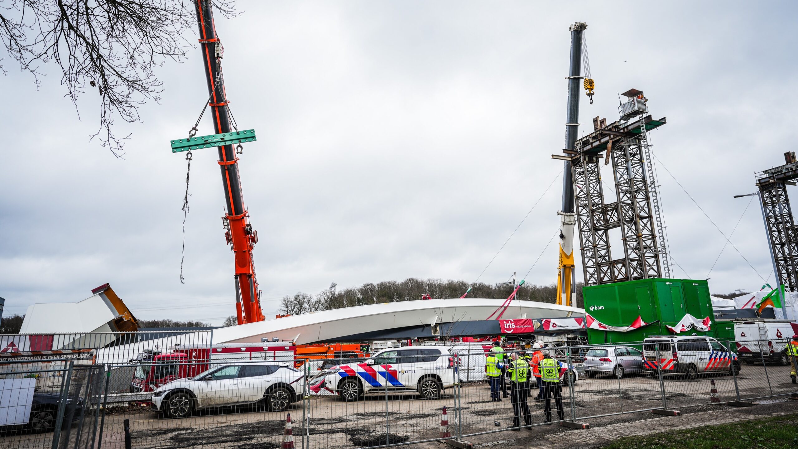 Een deel van een brug in aanbouw op de Goorseweg is ingestort. Hierbij vielen twee doden en twee gewonden. Foto: ANP / Persbureau Heitink