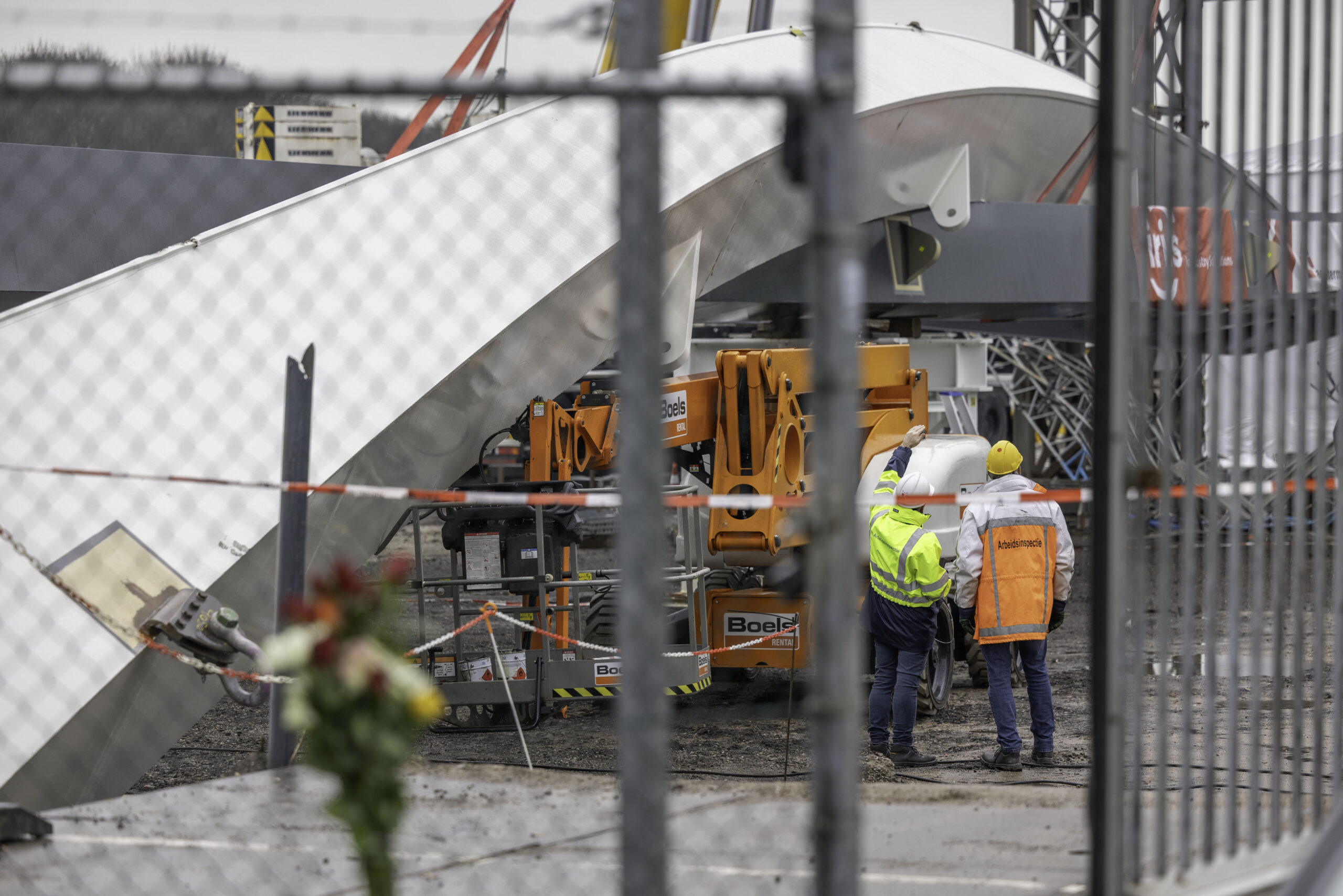 Lochem is in rouw de dag na het dodelijke ongeval. Links het hijsoog dat sterk is verbogen. Foto: Sjef Prins - APA Foto