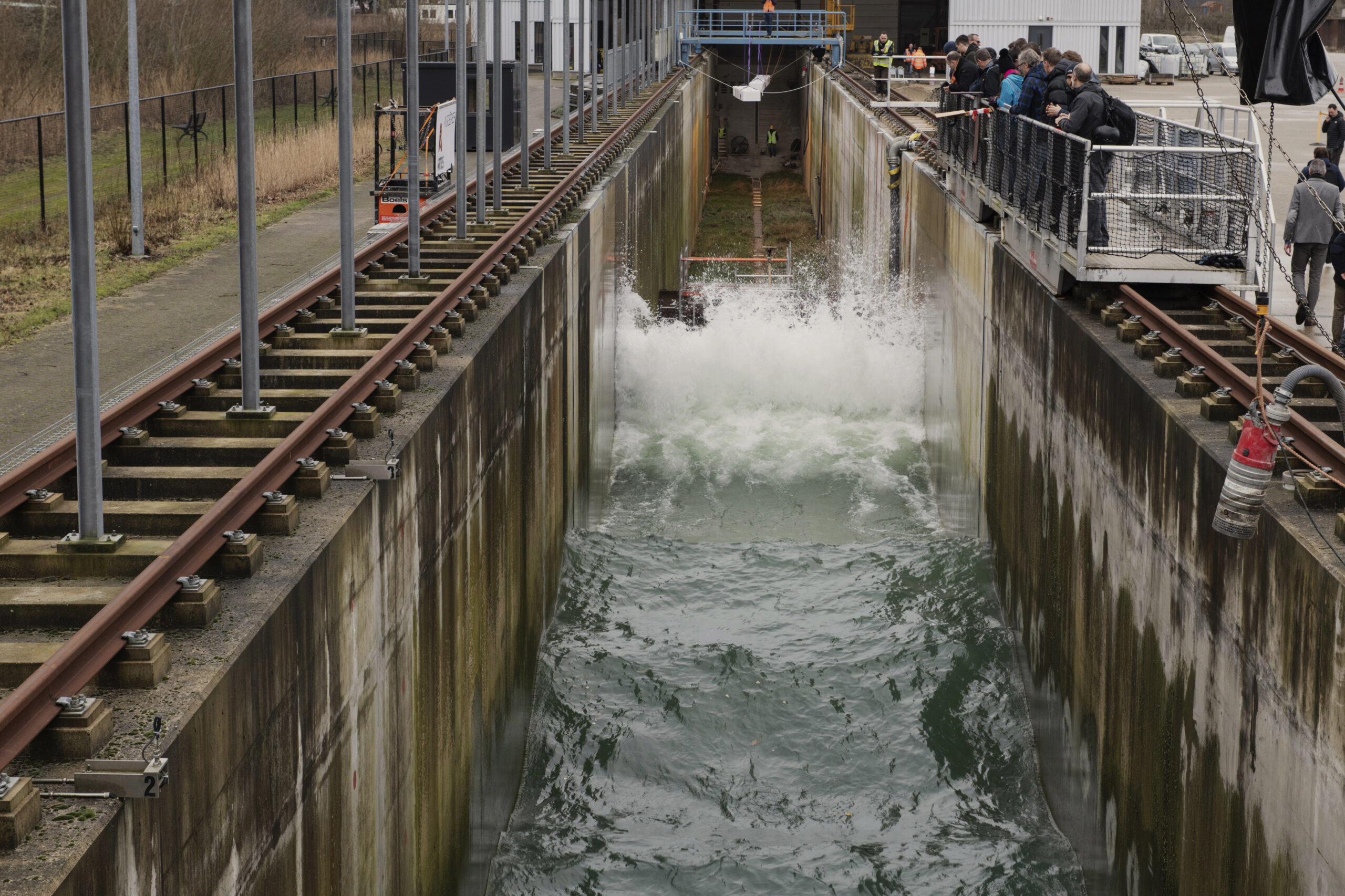 Urenlang beukten hoge golven in de Deltagoot tegen de beweegbare kering voor Antwerpen. Foto: Karin van Til.