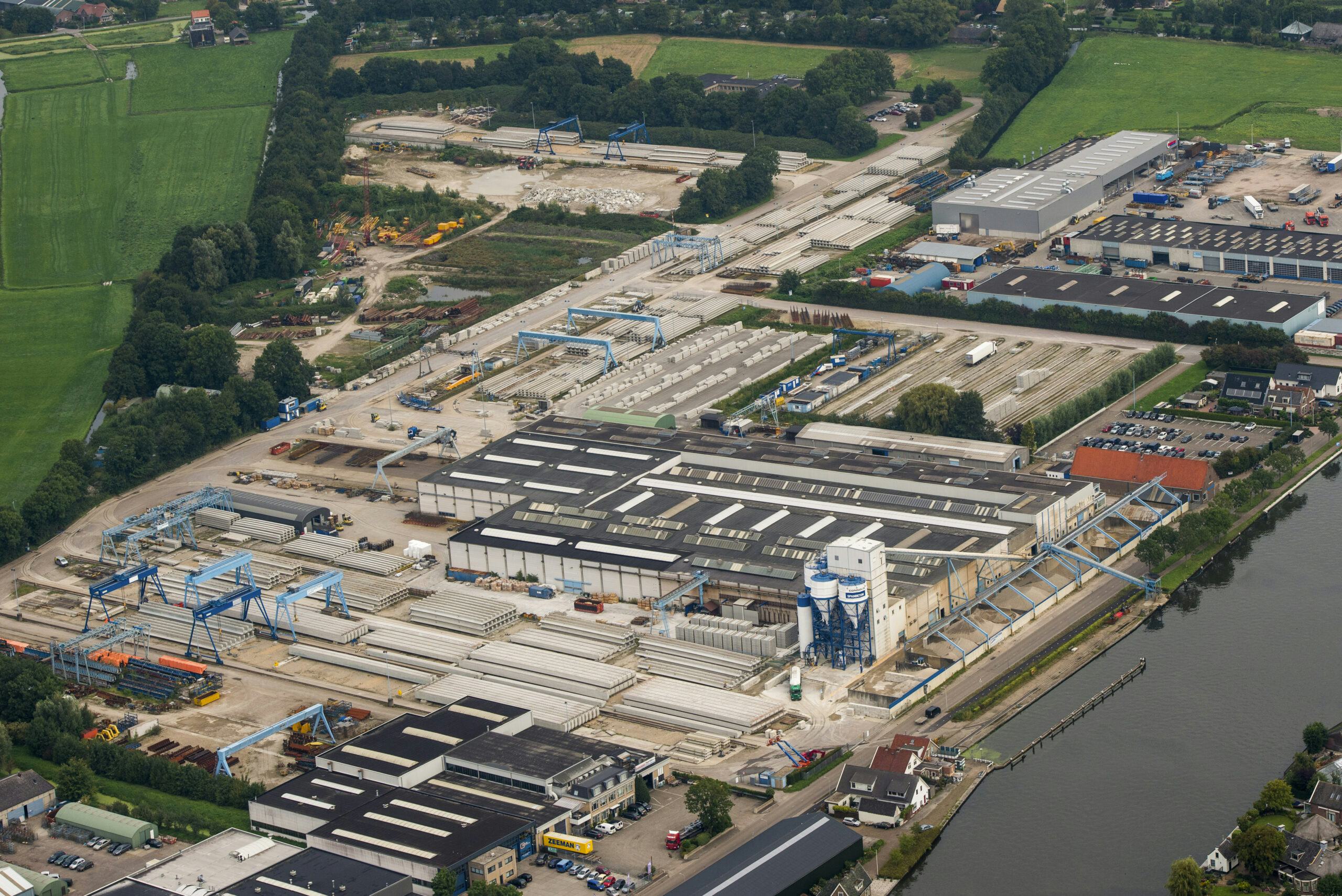 Op het oude terrein van Spanbeton in Koudekerke aan den Rijn start zusterbedrijf VBI binnenkort met de bouw van een nieuwe fabriek voor kanaalplaatvloeren. Foto: VBI. 