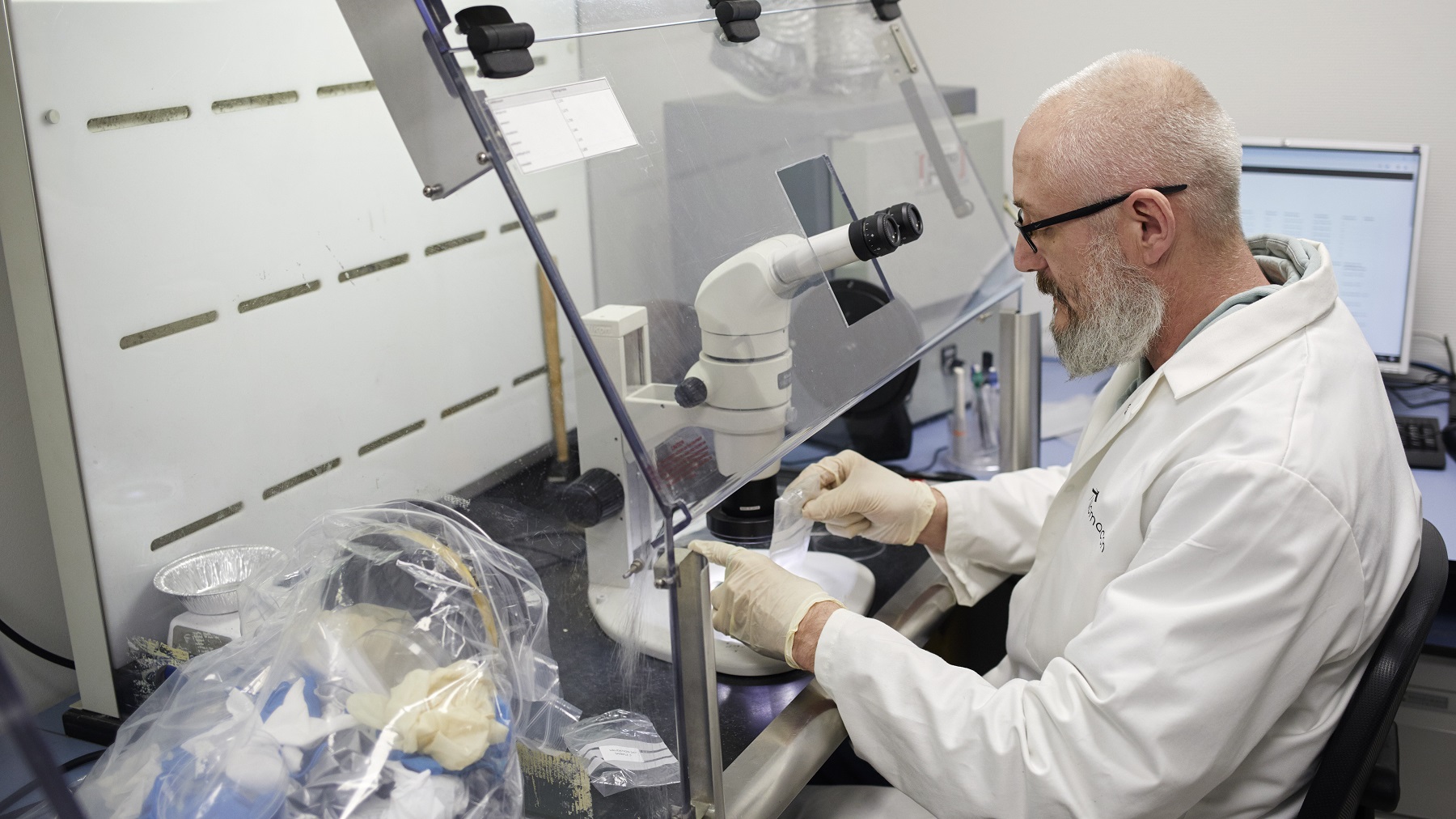 Joram Buissant des Amorie, directeur van Nomacon Asbestlaboratorium, demonstreert zijn microscoop. Foto: Christiaan Krouwels 