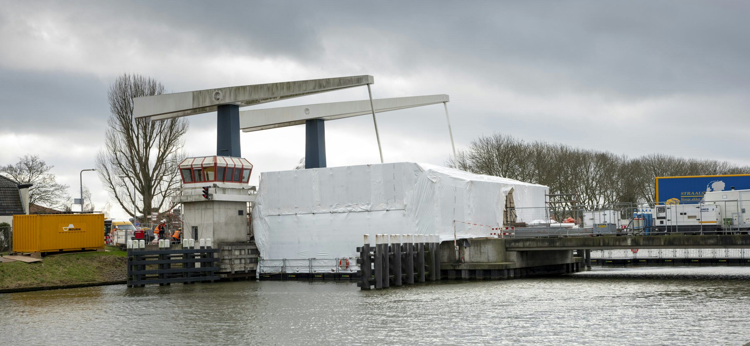 De Rijksstraatwegbrug in Arkel is ingepakt zodat Mourik Infra in weer en wind kan doorwerken. Foto: Guido Benschop