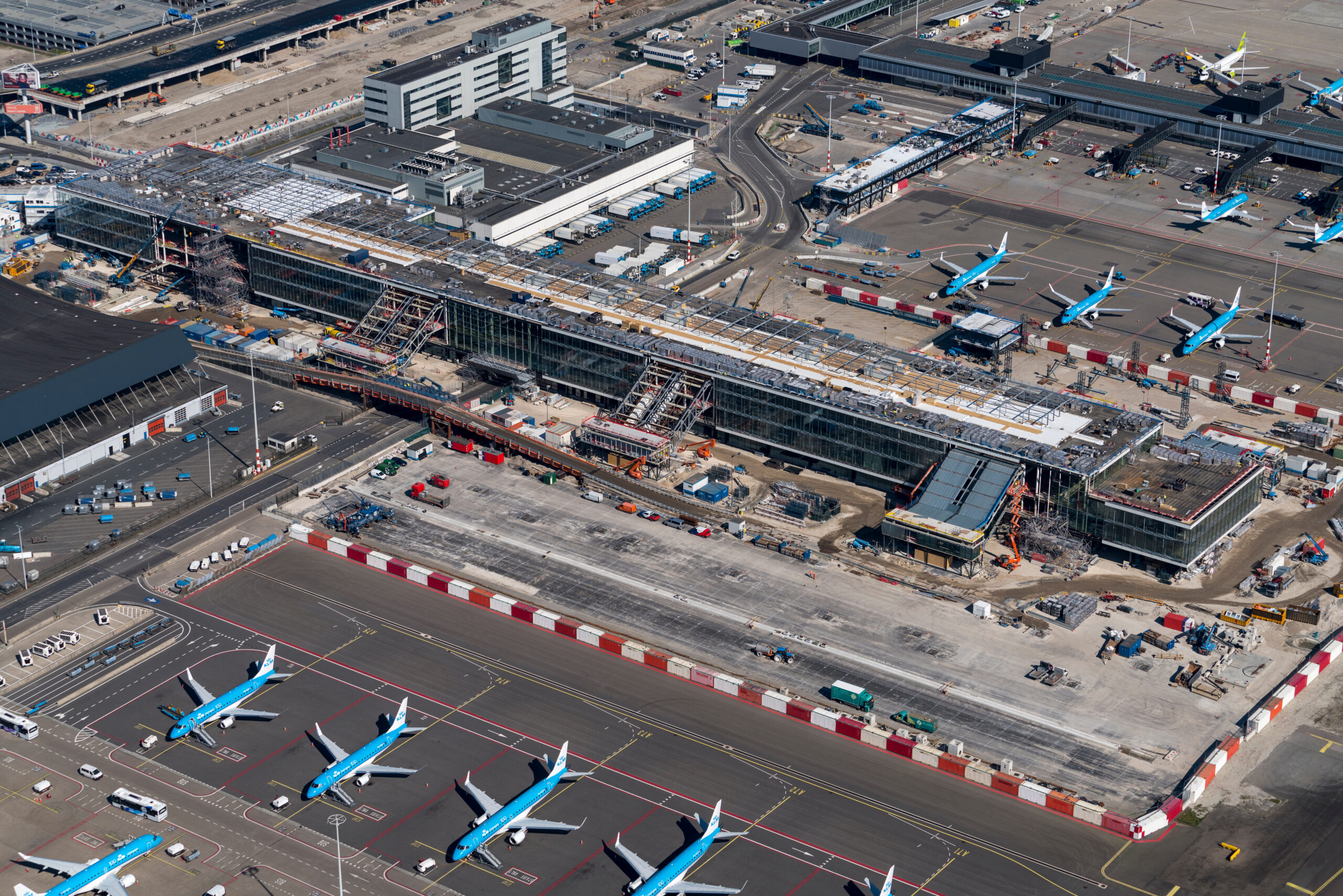 De A-pier in maart 2020, ruim anderhalf jaar voordat combinatie van Ballast Nedam en TAV door luchthaven Schiphol van het werk wordt geschopt. Foto: Shutterstock.