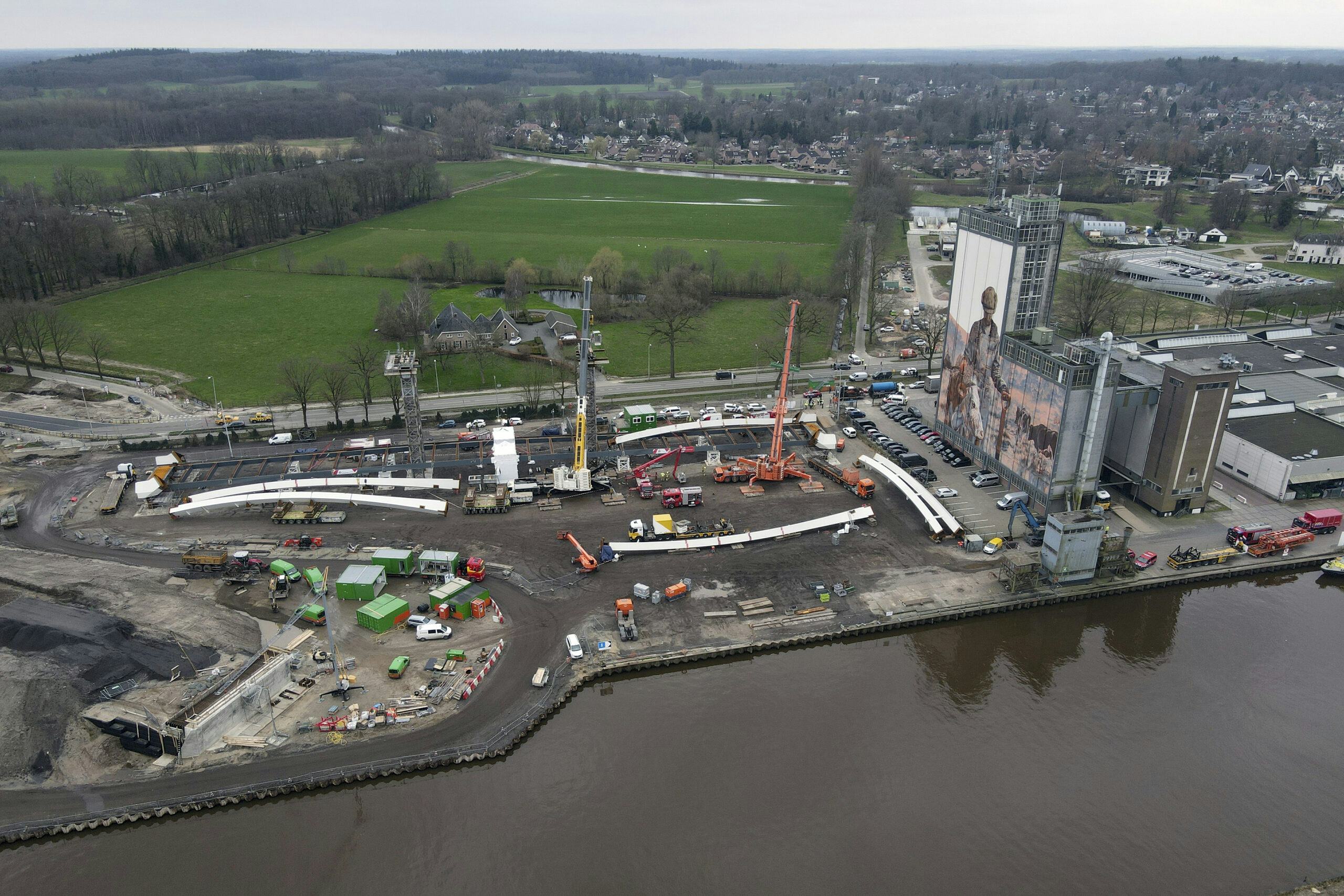 De bouwplaats aan het Twentekanaal een paar uur na het ongeval. Foto: APA / Ruben Meijerink 
