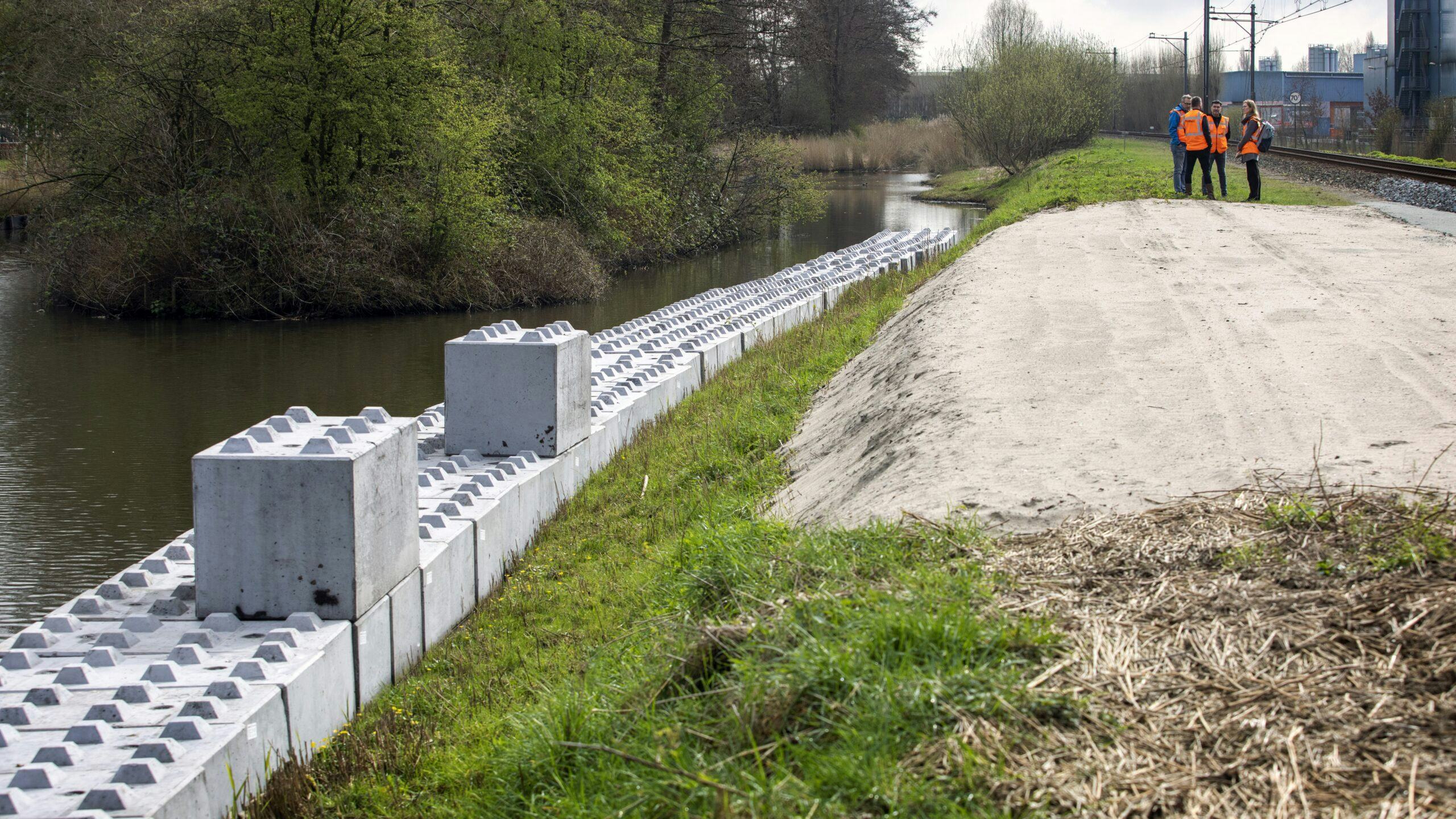 De scheur in Gorinchem strekte tientallen meters langs het spoor. Het is inmiddels hersteld door het afgeschoven deel te ontgraven en weer op te bouwen. Foto: Suzanne van de Kerk