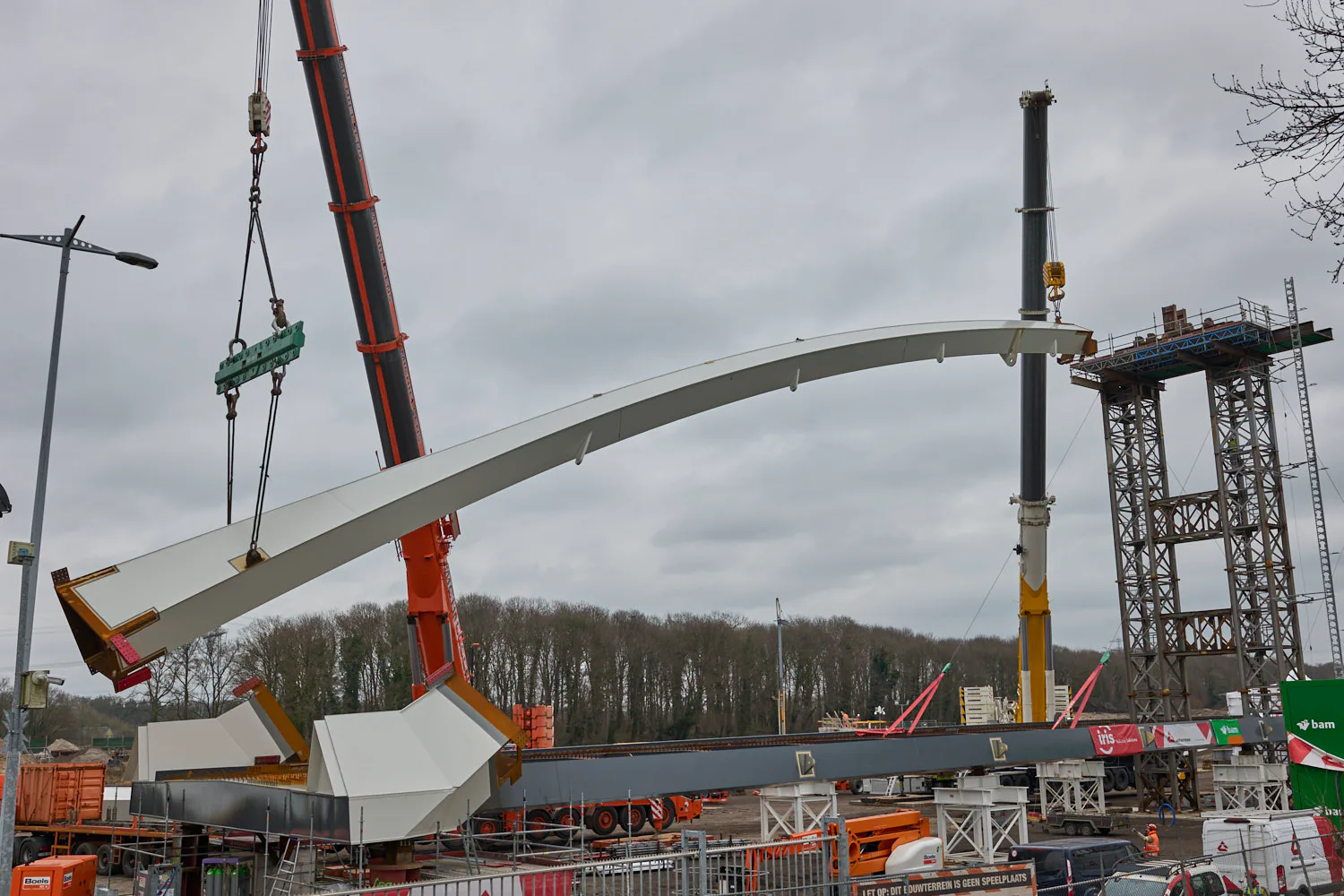 Inhijsen van het eerste boogdeel van de Nettelhorsterbrug, vlak voordat het mis ging. Foto: Arjan Gotink. 