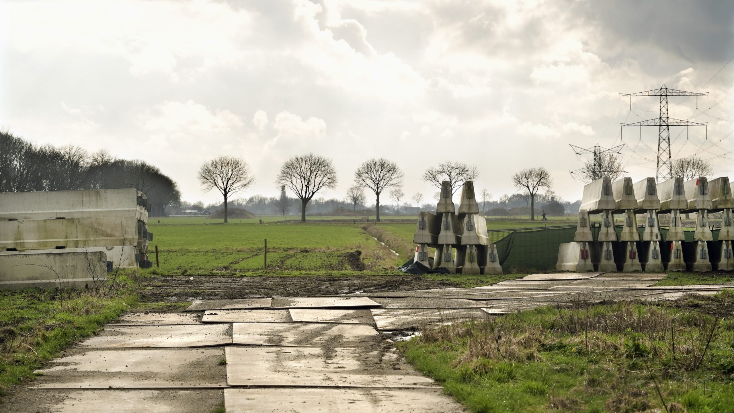 Bij het gesloten tankstation Oudbroeken liggen bouwmaterialen klaar voor de verlenging van de Via15 en aansluiting op de A12 richting Duitsland. Foto: ANP