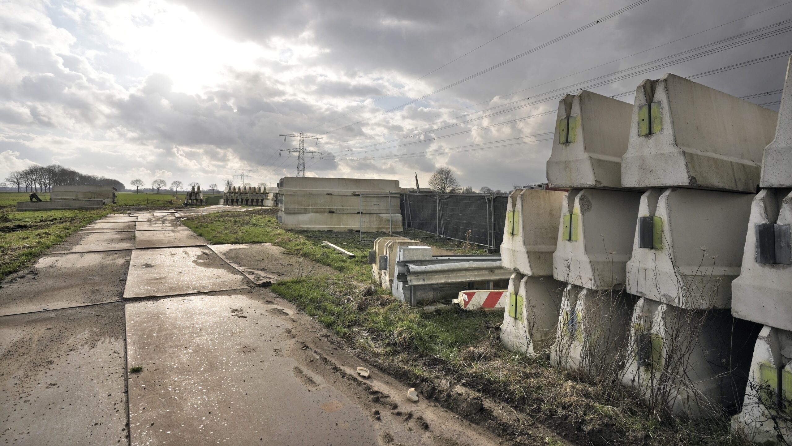 Bij het gesloten tankstation Oudbroeken liggen bouwmaterialen klaar van aannemer GelreGroen voor de verlenging van de Via15 en aansluiting op de A12 richting Duitsland. Foto: ANP/ Hollandse Hoogte/ Flip Franssen