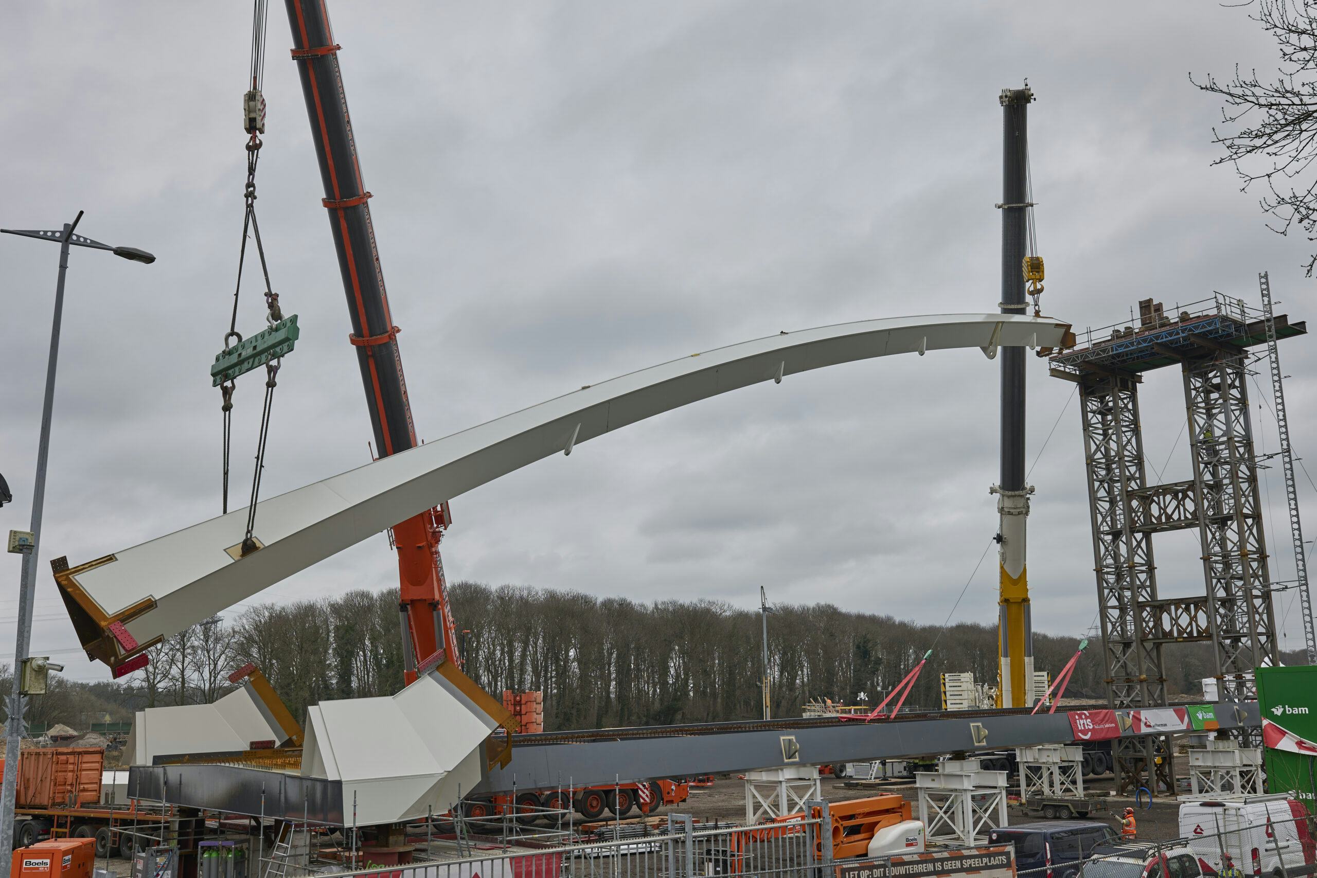 Het boogdeel van de brug Lochem, vlak voordat het bovenste hijsoog losscheurde en het 100 ton zware gevaarte naar beneden kwam. Foto: Arjan Gotink.