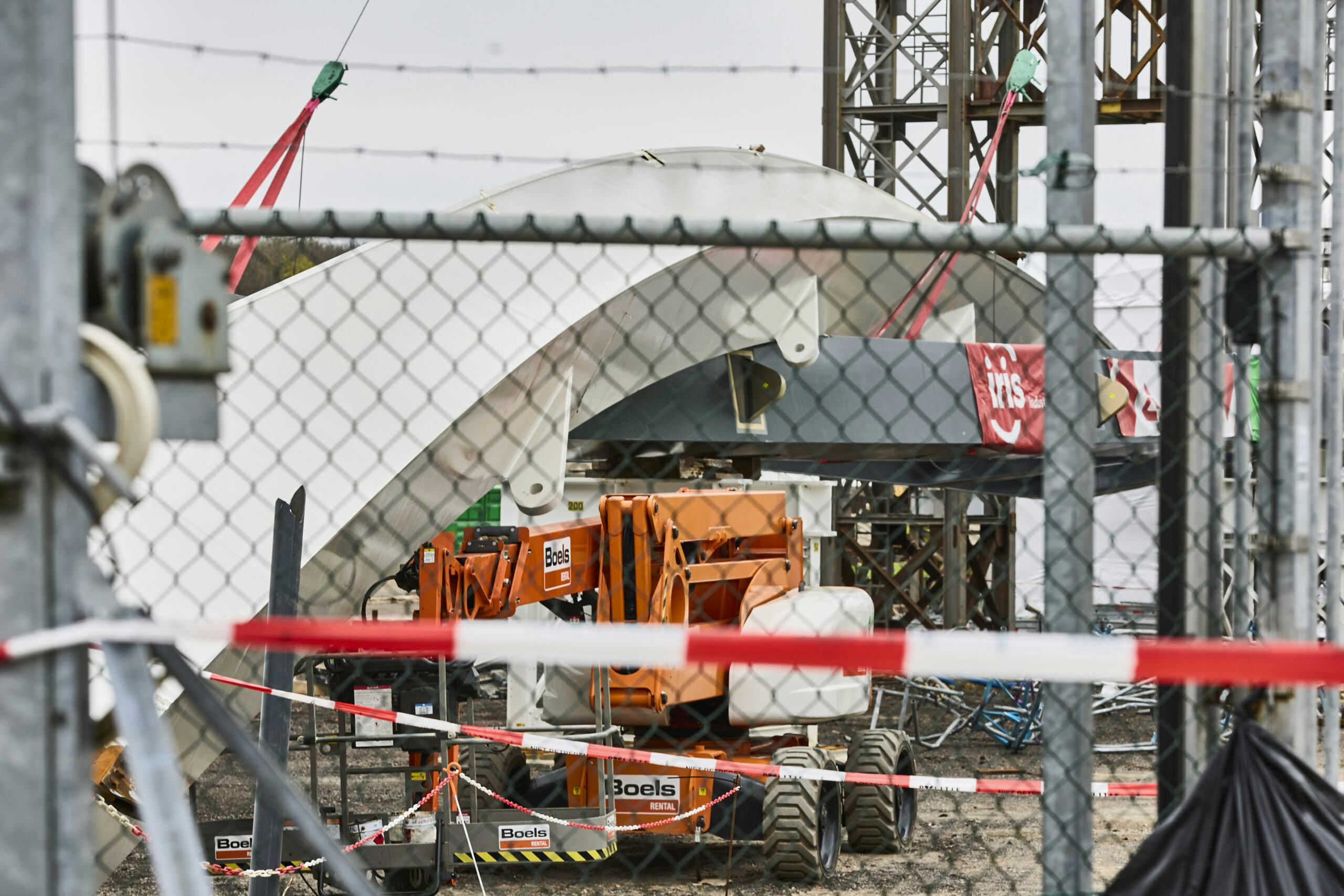 De bouwplaats langs het Twentekanaal is nog zeker tot begin april afgegrendeld. Foto: Arjan Gotink