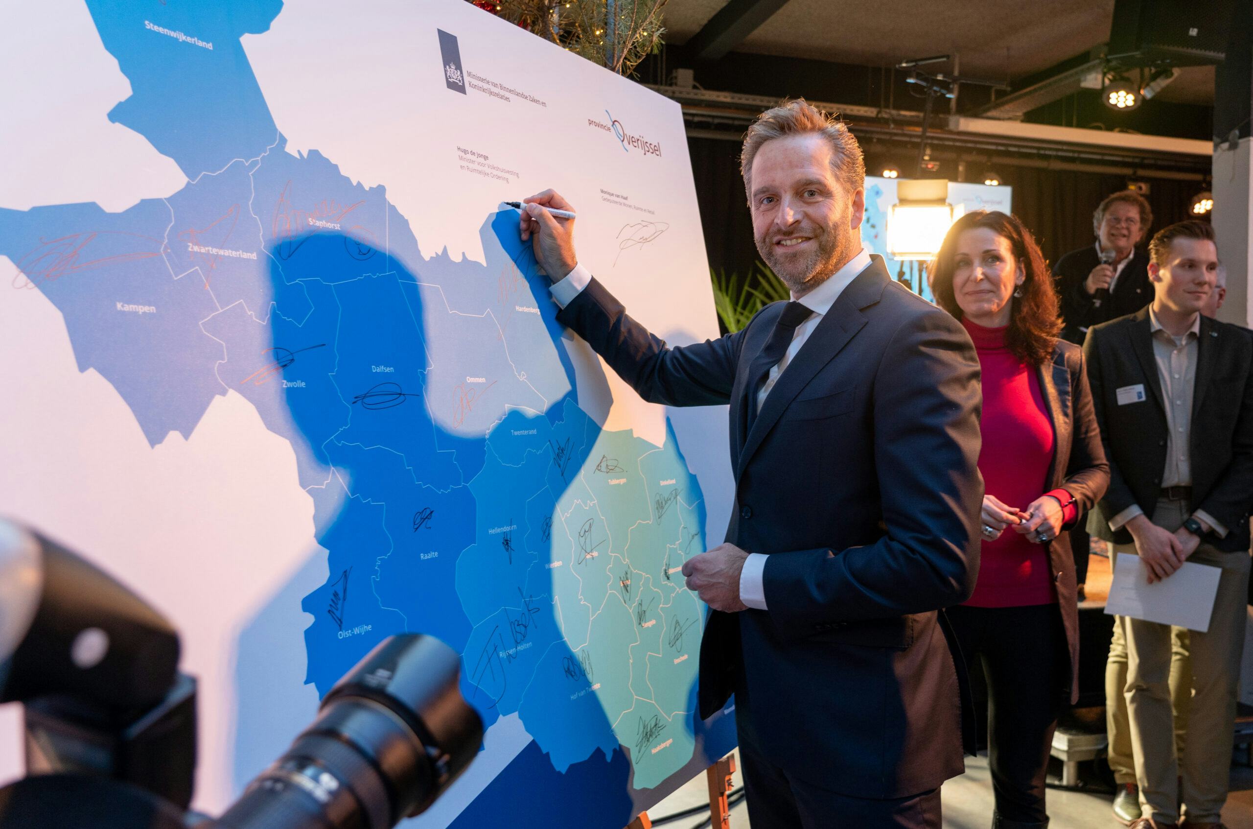 Minister De Jonge bij een bijeenkomst rond de woondeal van Overijssel in 2022. Foto Jan Willem Schouten 