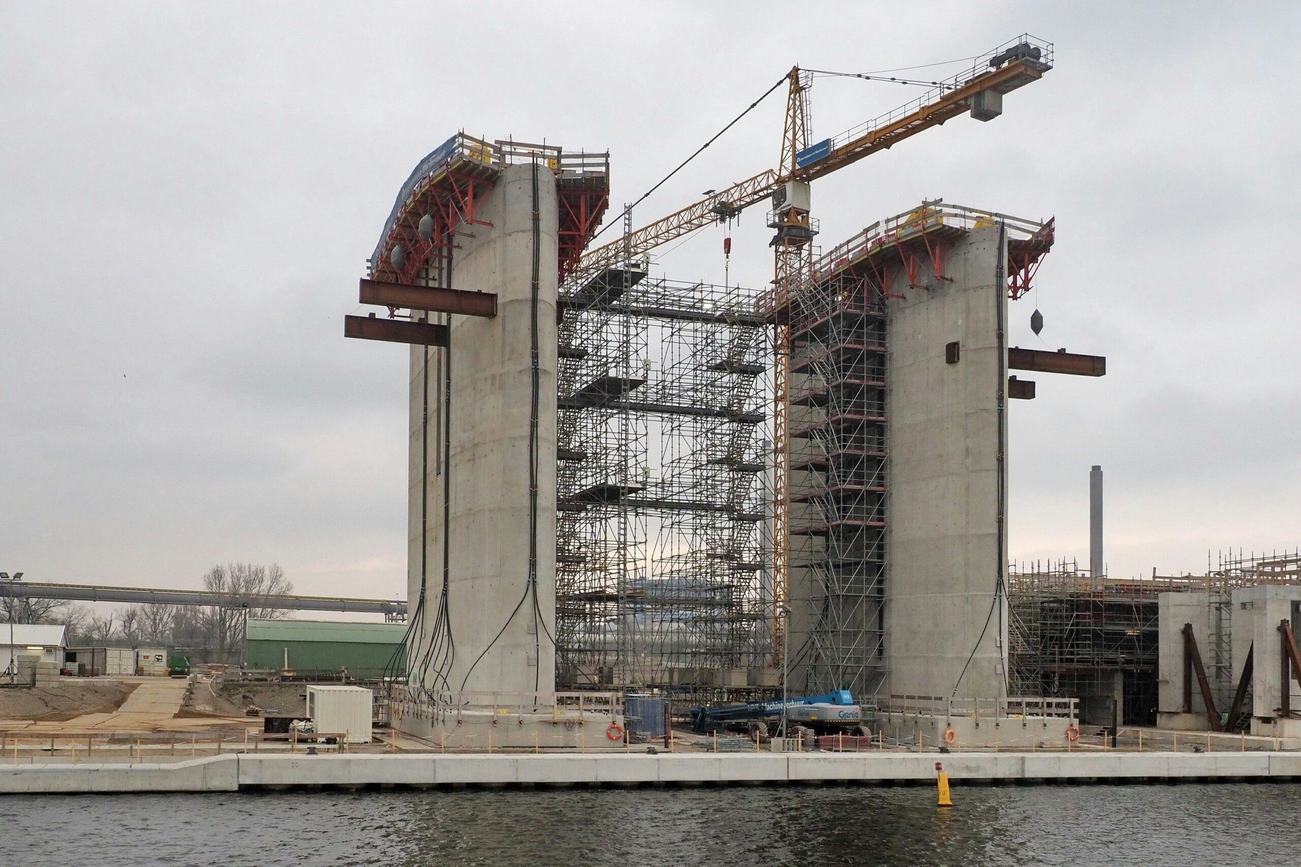 De Pijlers voor de Selectieve Onttrekking of Zoutdam zijn in anderhalf jaar tijd geprefabriceerd op een eiland op het sluiscomplex van IJmuiden. Foto: Rijkswaterstaat / Ko van Leeuwen.