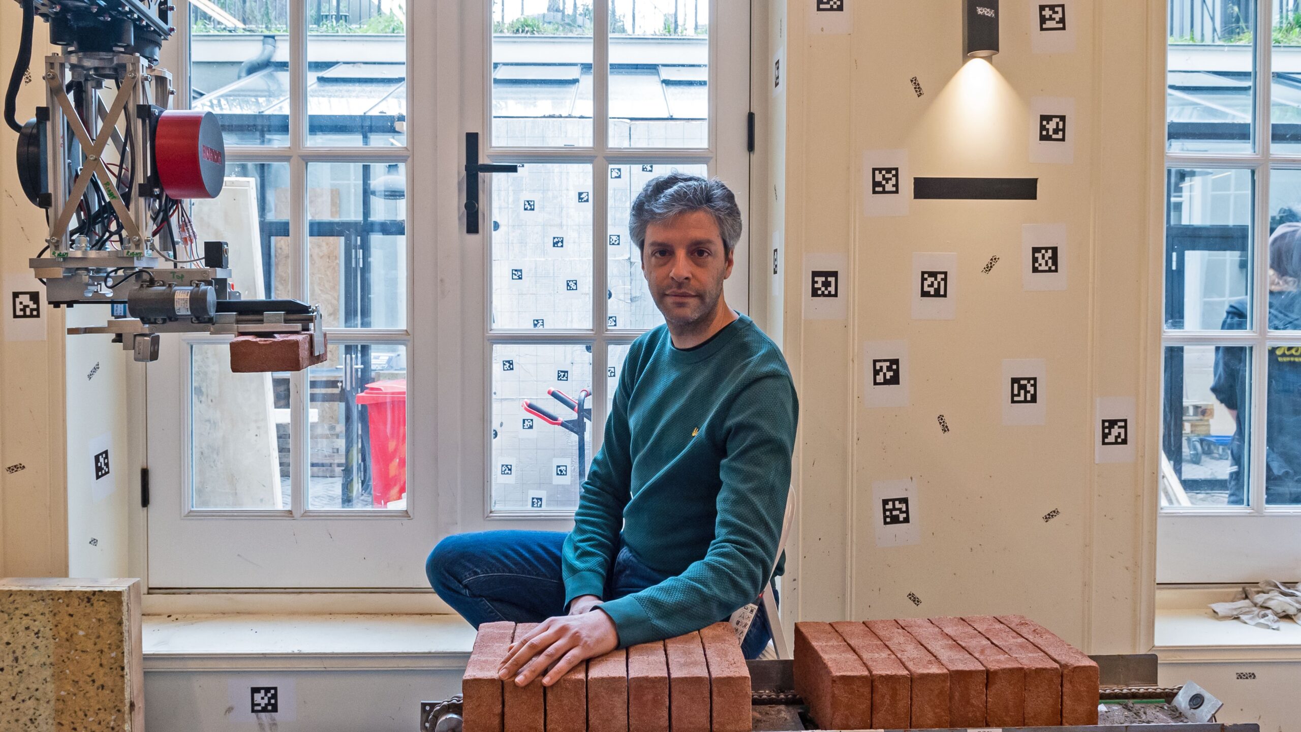 Salar al Khafaji met zijn metselmachine. Foto: Ronald Bakker