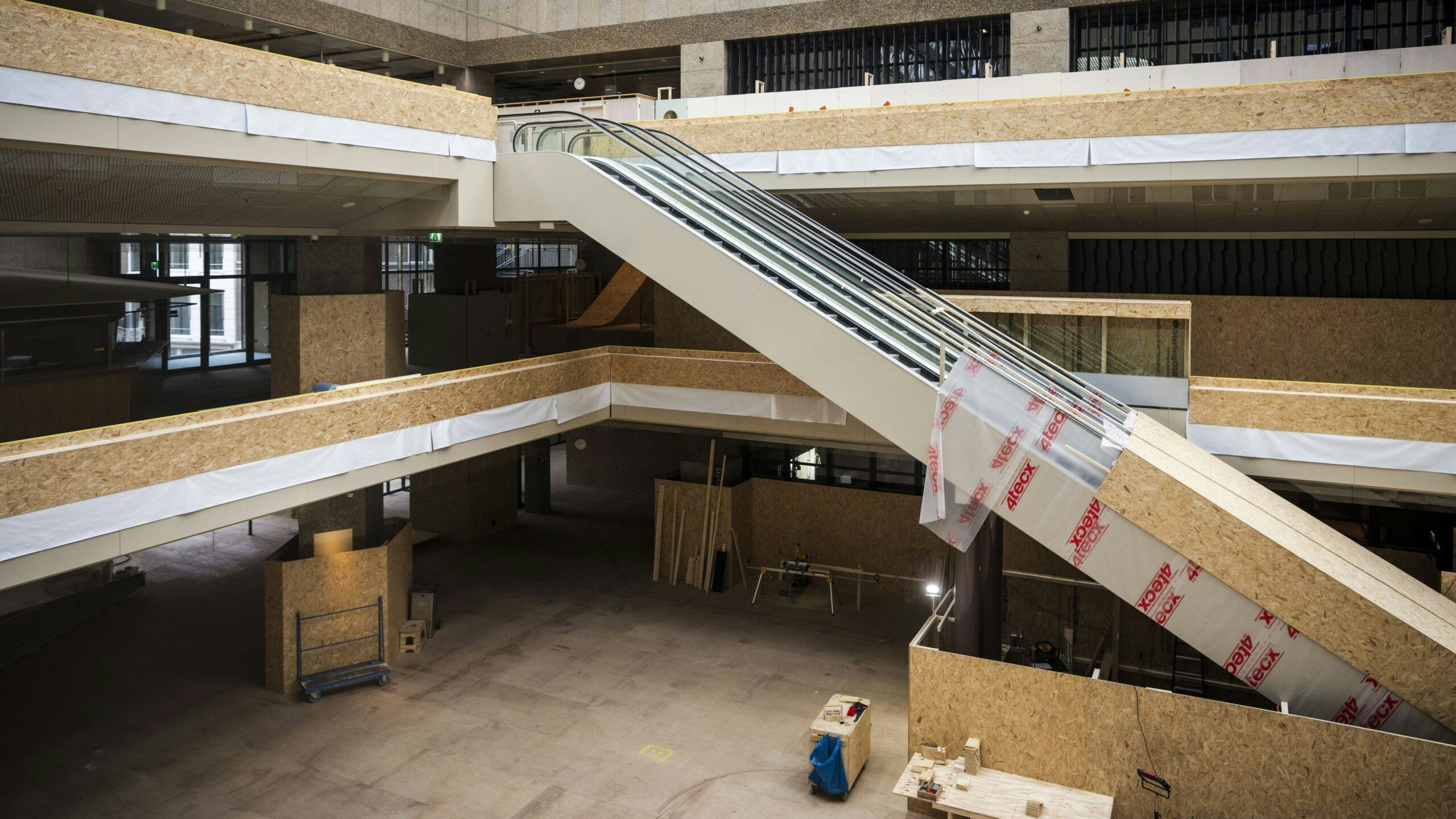 De roltrap in de Statenpassage in het gebouw van de Tweede Kamer. Foto ANP/Freek van den Bergh