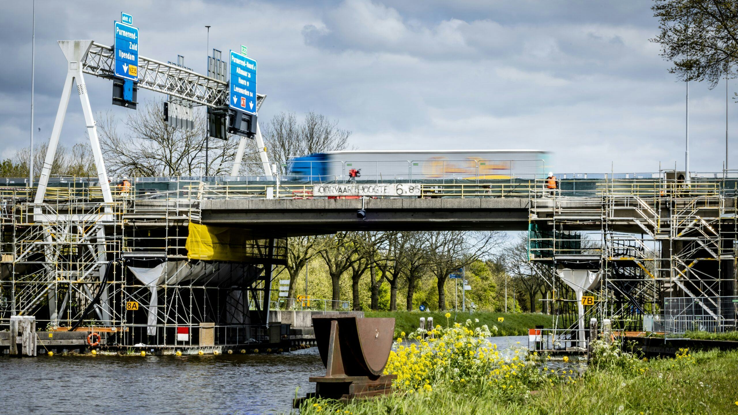 Vrachtverkeer op de brug over het Noordhollandsch kanaal. De snelweg A7 bij Purmerend gaat tijdelijk helemaal dicht voor vrachtwagens en bussen. Foto: ANP/Remko de Waal