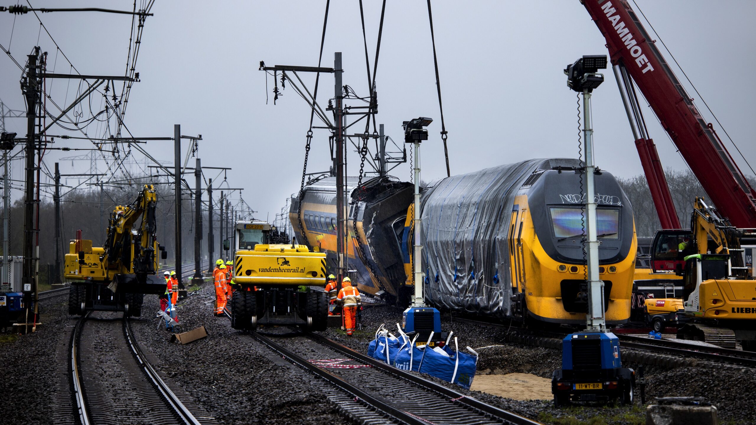 Bergingswerkzaamheden door Mammoet na het ongeval. Foto: ANP / RAOM VAN FLYMEN