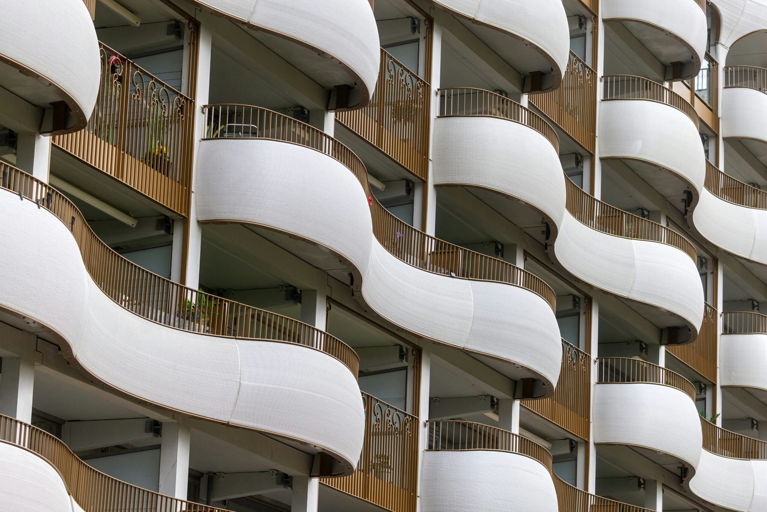 De nieuwe balkons van de flats aan de Baskeweg in Den Helder golven en krullen alle kanten op. Foto: Niels de Vries. 