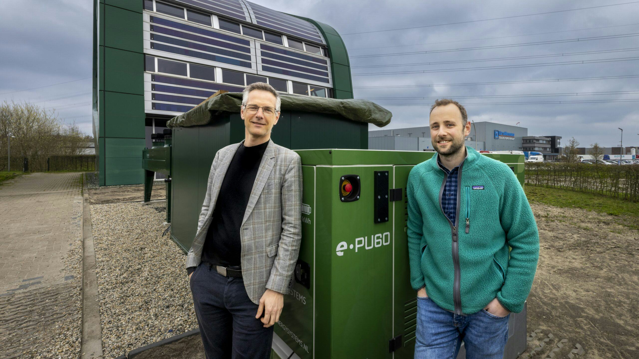 Hun private energienetwerk is vrij uniek, beseffen bestuurslid Steven Lobregt (l) en voorzitter Tom Smit van Coöperatie De Ecofactorij. Foto: Koos Groenewold