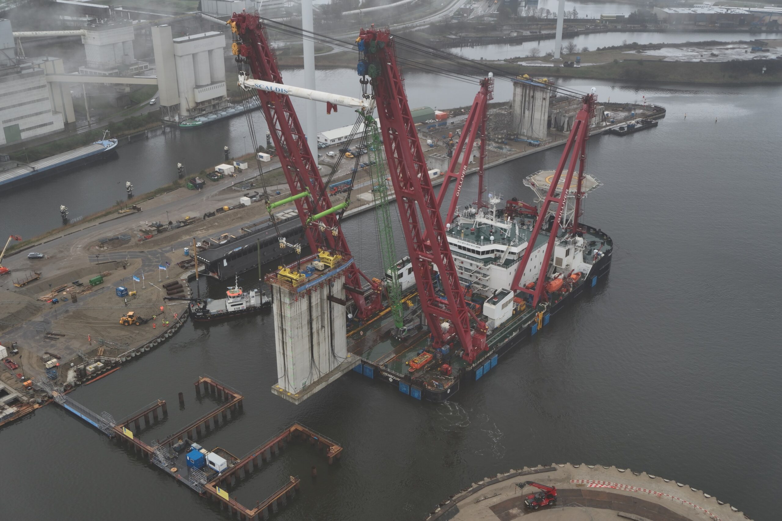 Kraanschip Gulliver manoeuvreert de eerste pijler richting zijn plek in het kanaal. Foto: Rijkswaterstaat Drone / Addicts 