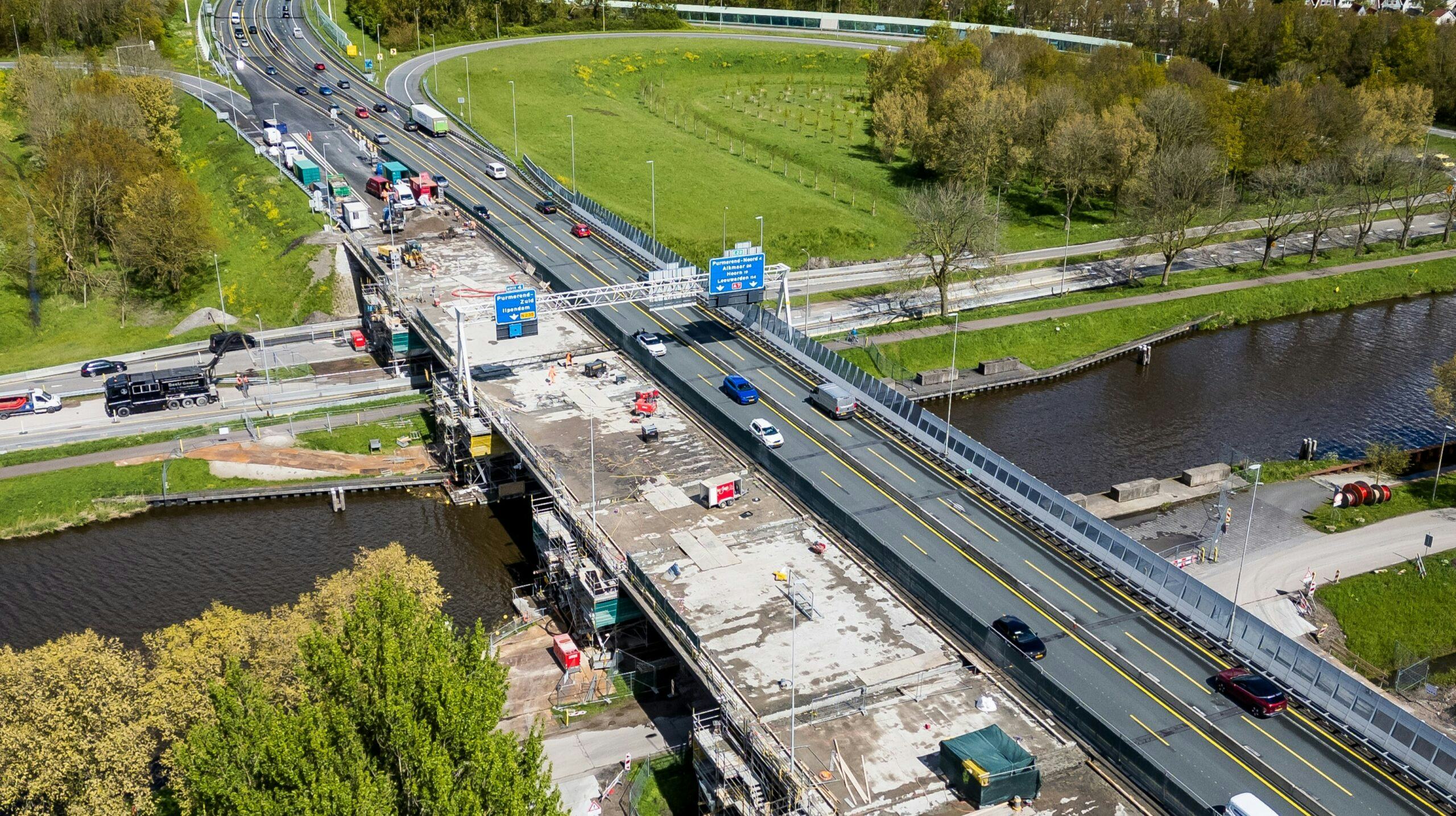 Werkzaamheden aan de brug in de A7 bij Purmerend in april en mei 2024. Hier vlakbij ligt een ander tand-nokviaduct van de provincie Noord-Holland. Foto: ANP / Hollandse Hoogte / Keesnan Dogger