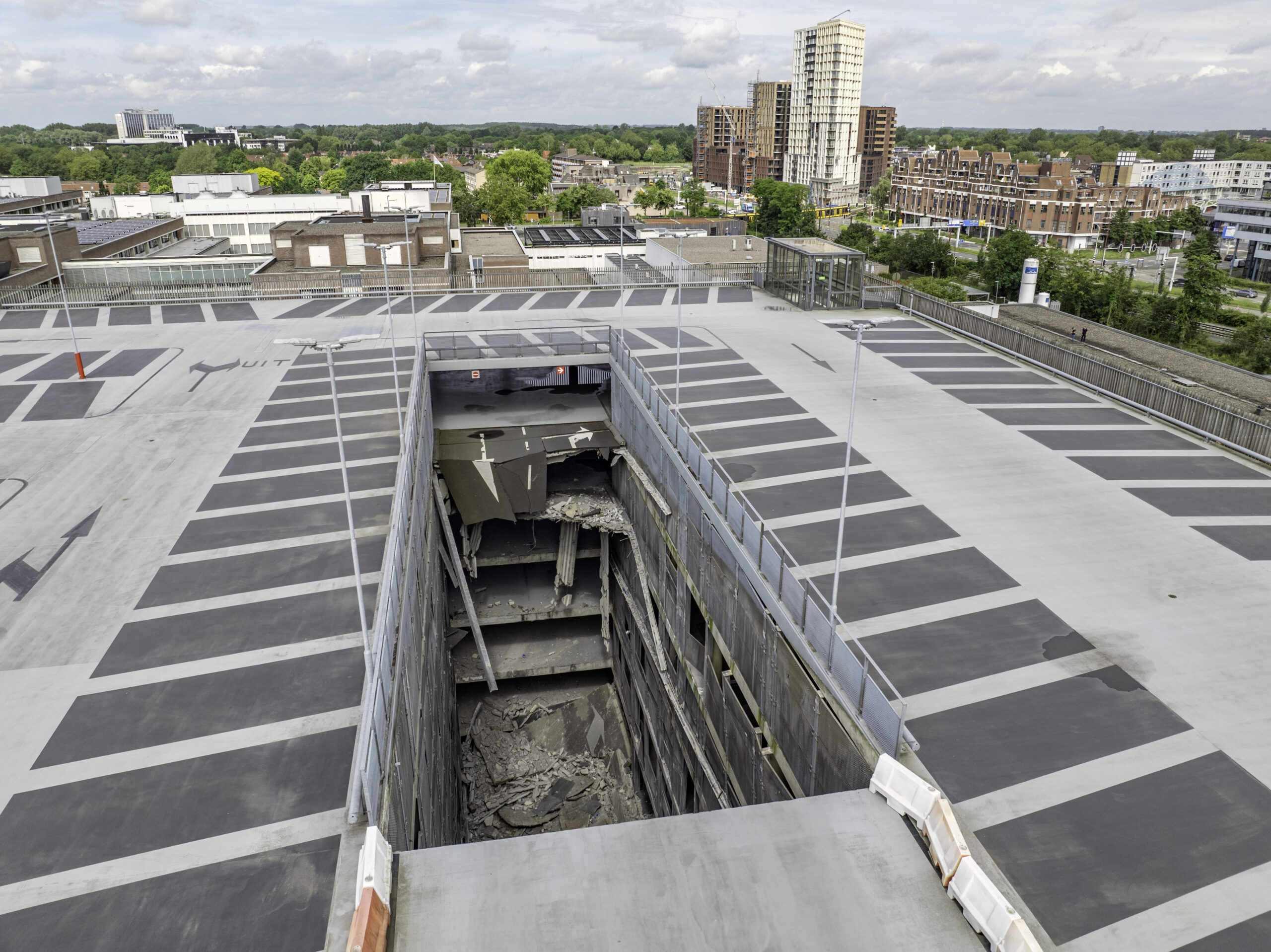 Op 26 mei vorig jaar stortte de hellingbaanconstructie van de garage bij het ziekenhuis in Nieuwegein in. Foto: APA/Sjef Prins