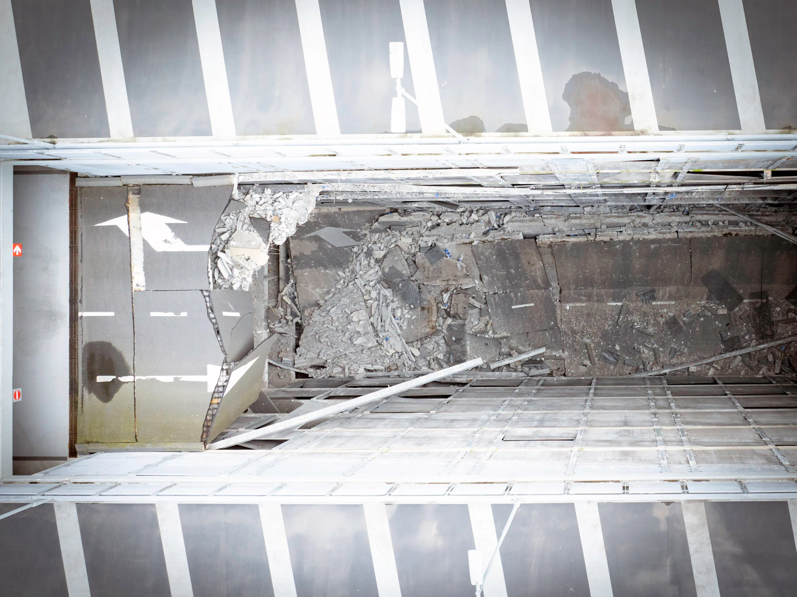 Ingestorte hellingbanen van de parkeergarage van het Sint Antoniusziekenhuis in Nieuwegein. Foto: Sjef Prins/APA