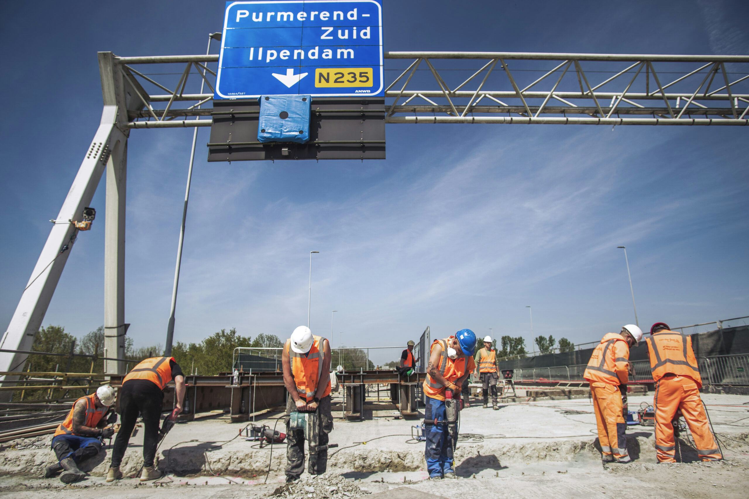 In totaal worden er 50.000 gaten geboord in het beton van de brug over het Noord-Hollandskanaal in de A7 bij Purmerend. 
Foto: Eran Oppenheimer