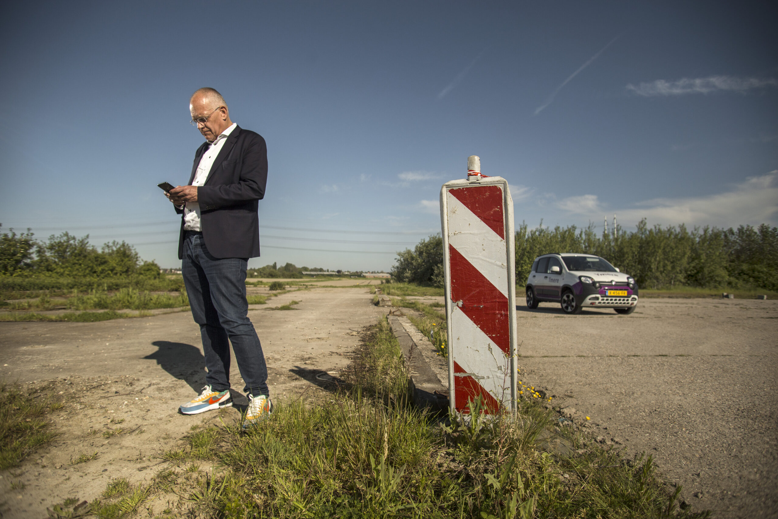 Erik Gerritsen, bestuursvoorzitter van Ymere, op het braakliggende terrein bij Nieuw-Vennep dat al 15 jaar wacht op woningbouw. Foto: Eran Oppenheimer
