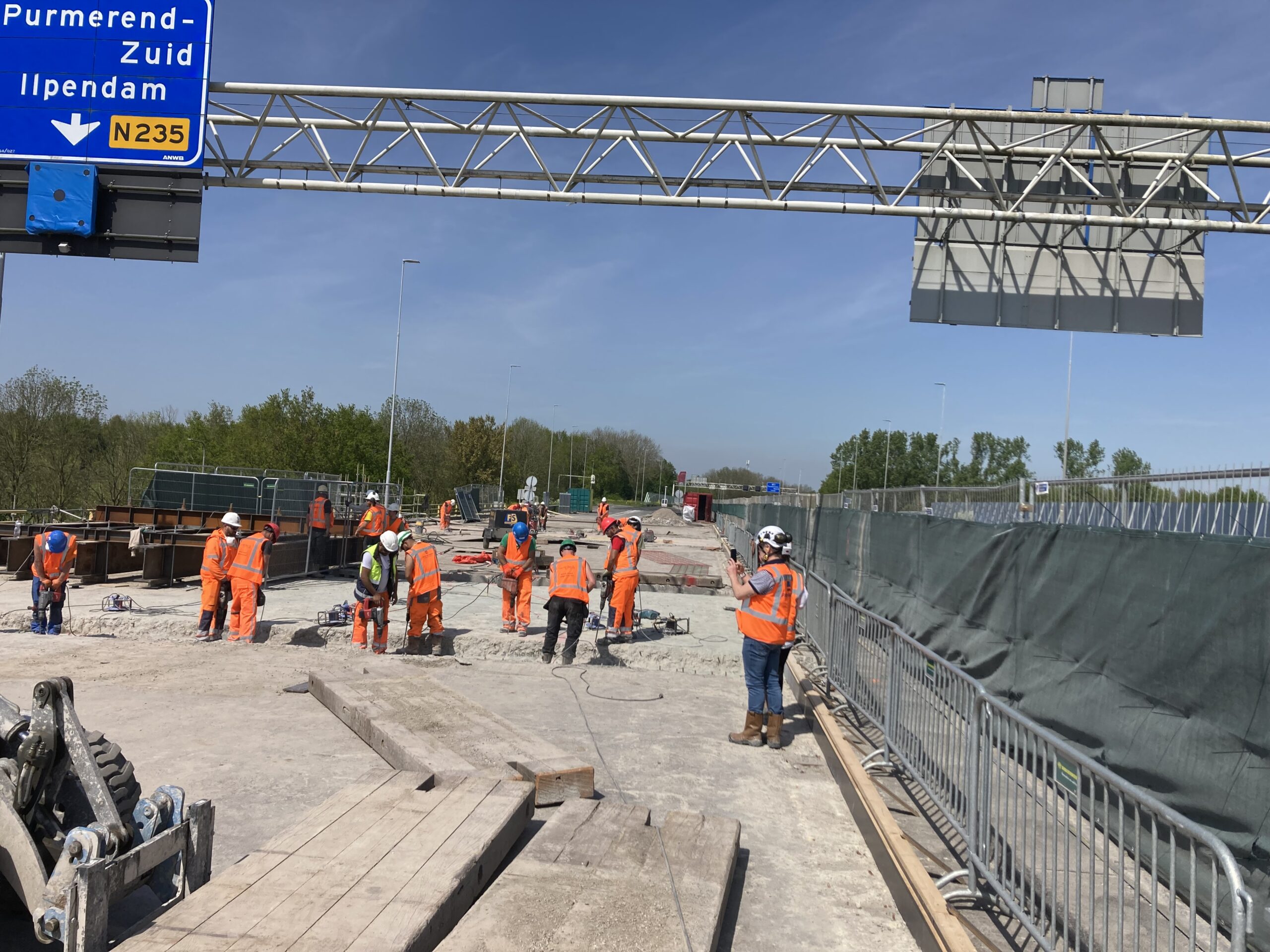 De simultane werkzaamheden aan de A7 en de A10 resulteerden in langdurige files en wederzijdse verwijten. Foto: Cobouw