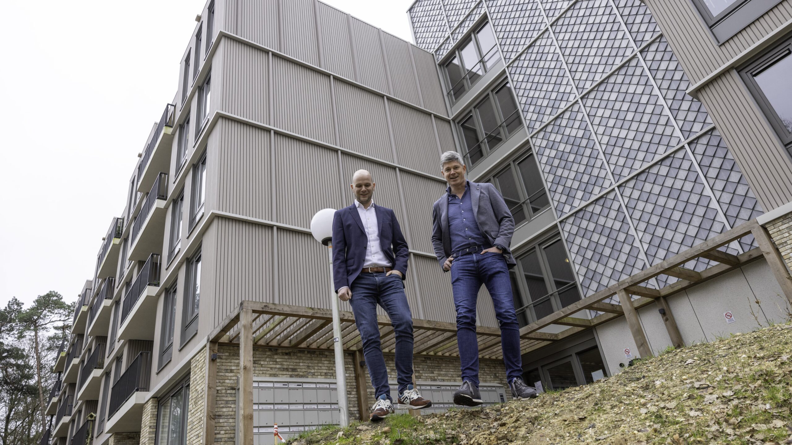 Directeur Niek Gerritsen en adviseur duurzaamheid Thijs Pleijhuis van de KlokGroep.
Foto: Sjef Prins - APA Foto