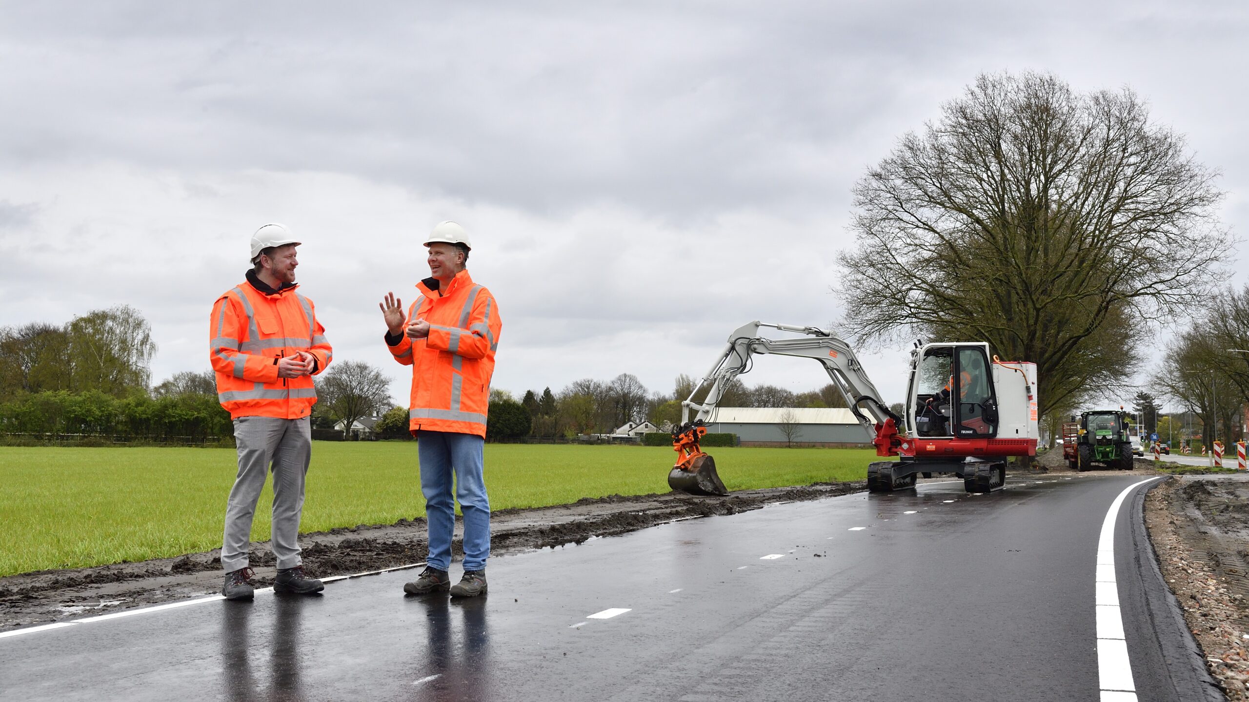 Sjoerd van Loon, programmamanager infrastructurele projecten en Remco de Jong, strategisch inkoopadviseur infra, bij de aanleg van een fietspad langs de N282. Foto: Erald van der Aa