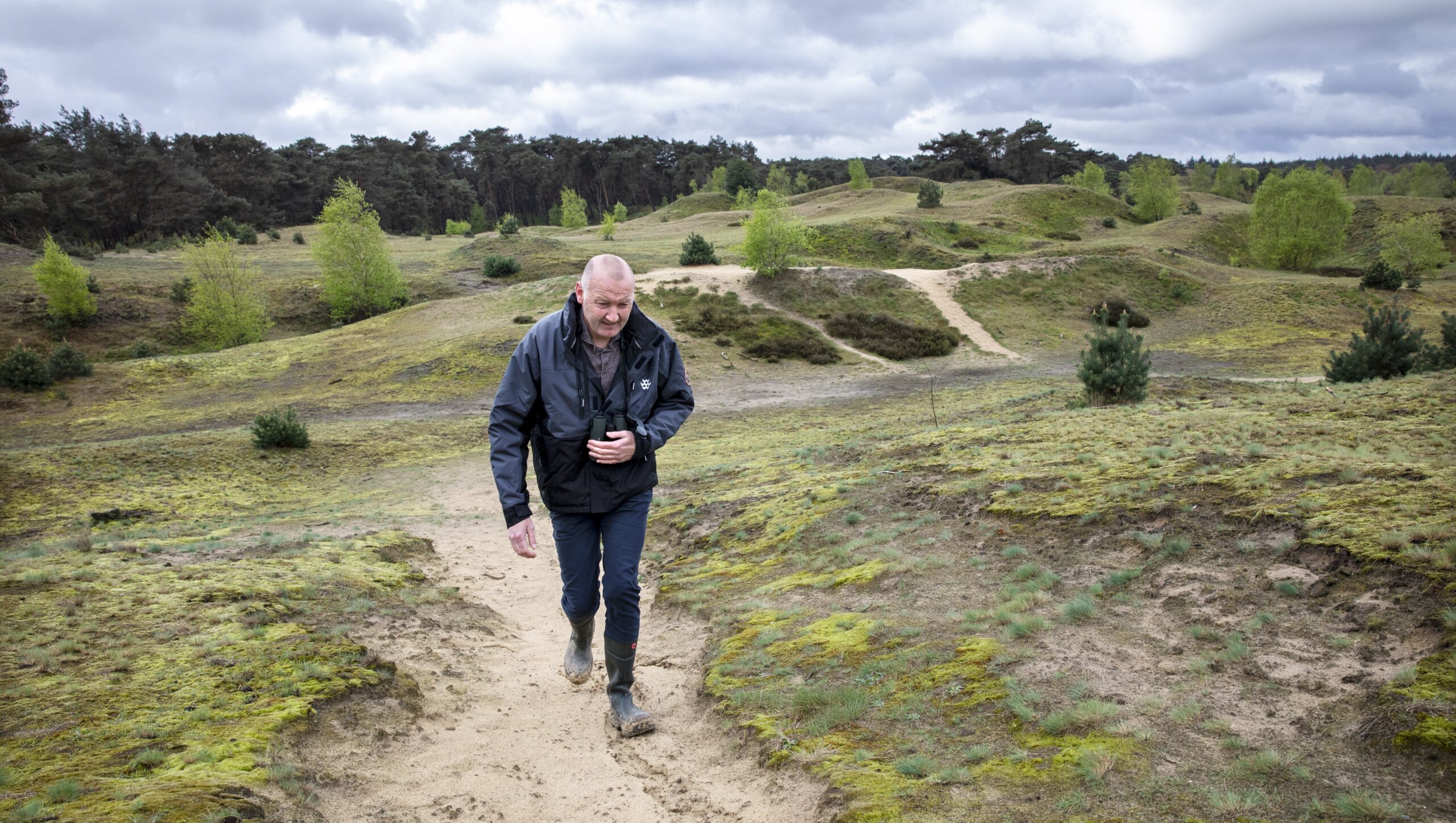 Niels Bronsgeest (Tauw) loopt in het Wekeromse Zand, niet ver van de Veluwe. Foto: Suzanne van de Kerk