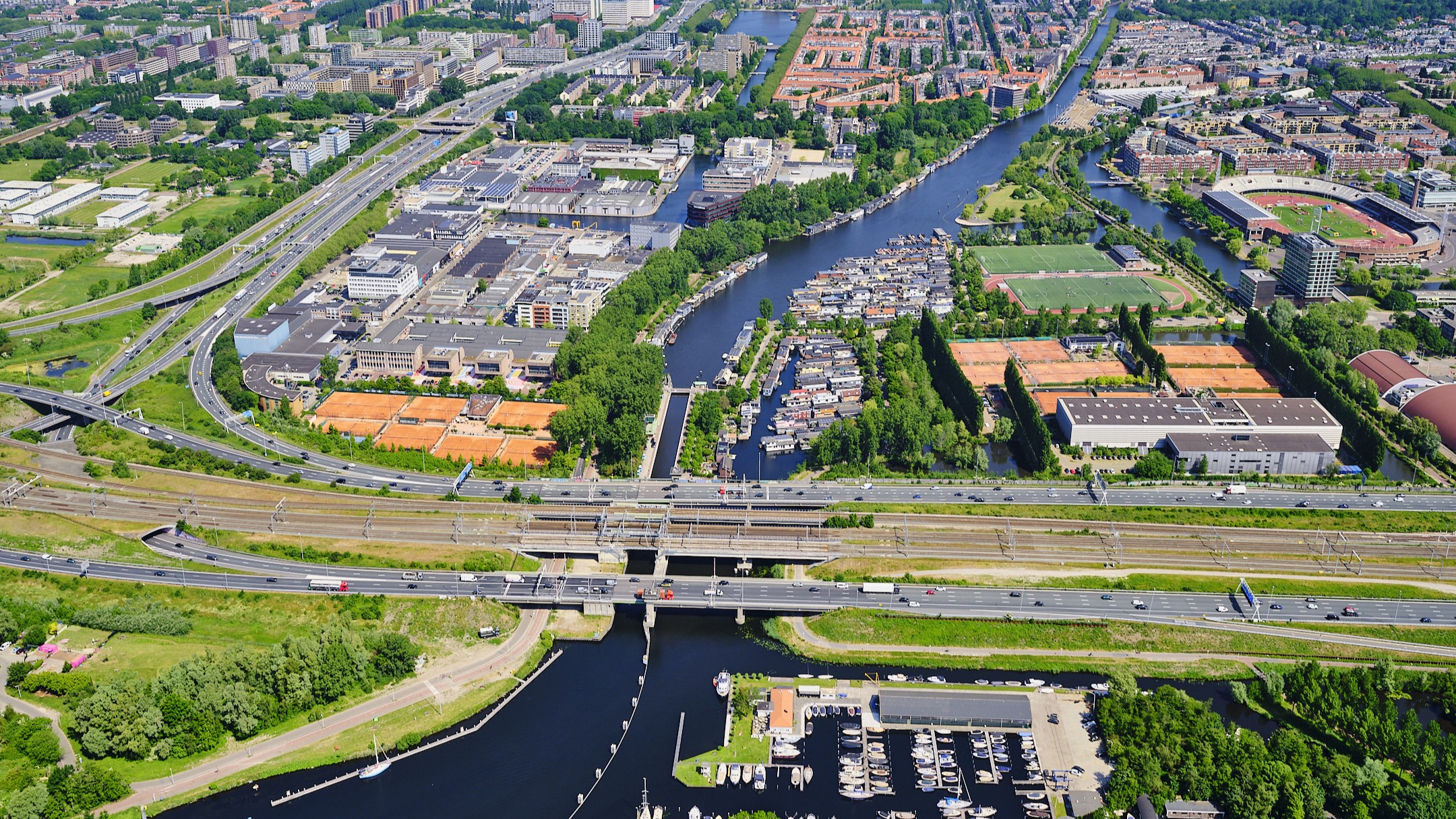 Luchtfoto van de Schinkelbrug, een van de onderdelen in de reconstructie van De Nieuwe Meer. Foto: Zuidasdok