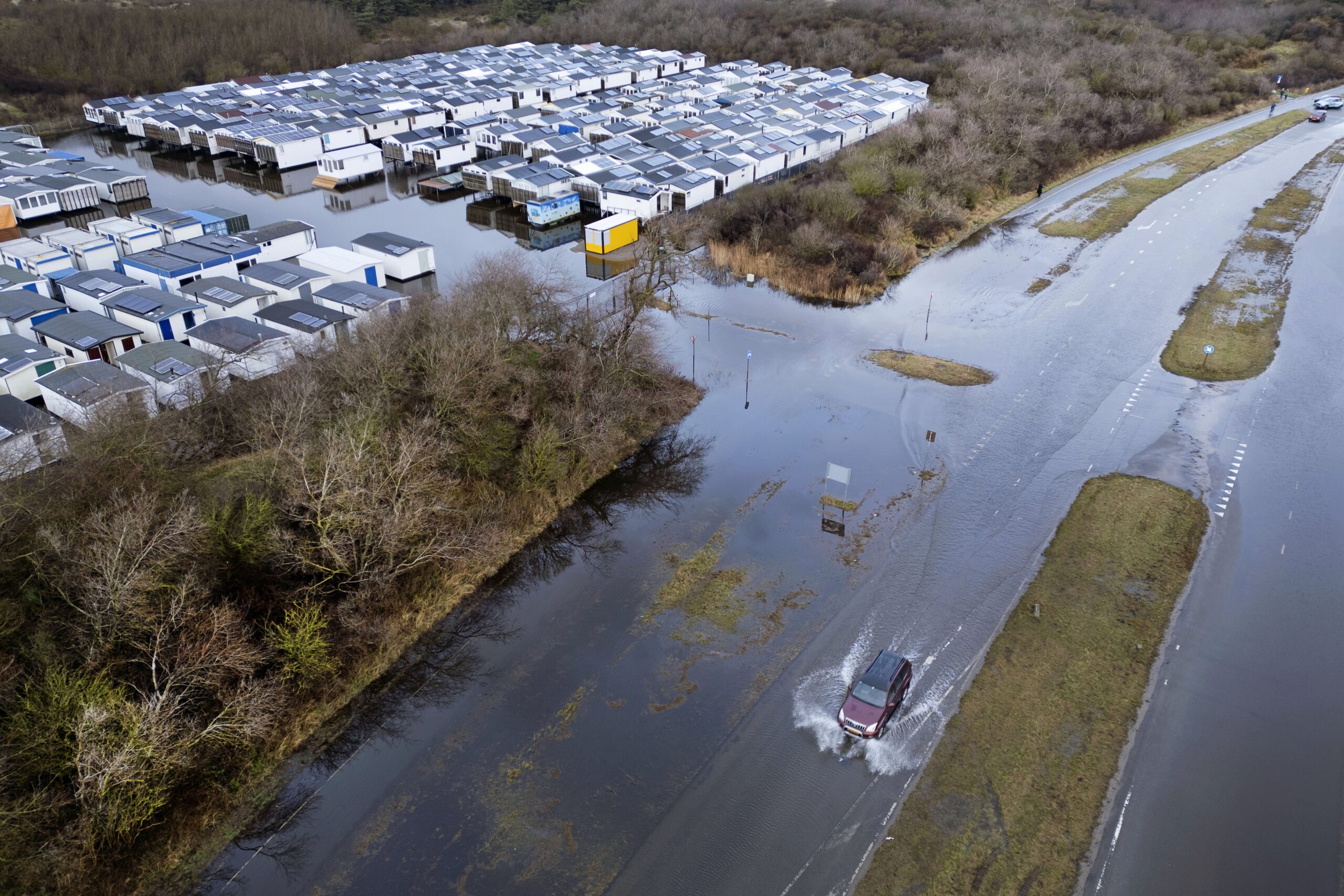 Wateroverlast achter de duinen bij IJmuiden. Foto: ANP