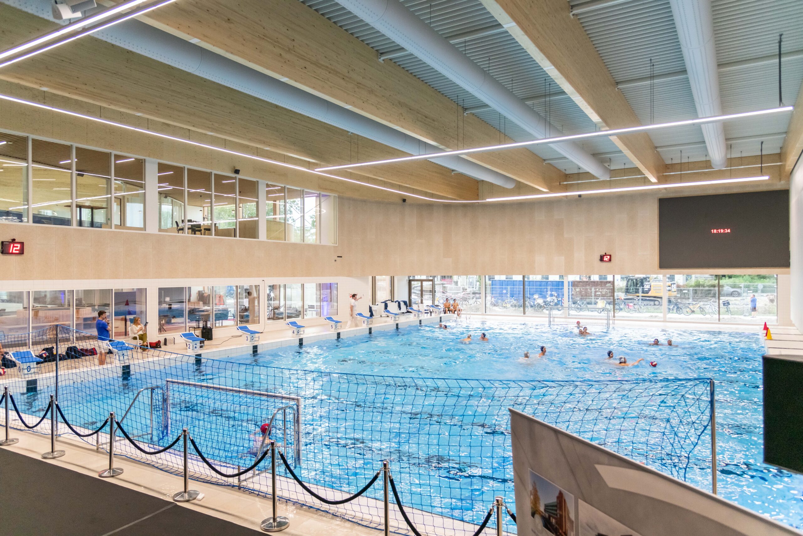 Combibad en IJshal De Vliet in Leiden, een van de duurzame bouwprojecten die het bedrijf uitlicht in het jaarverslag. Foto: De Vries en Verburg