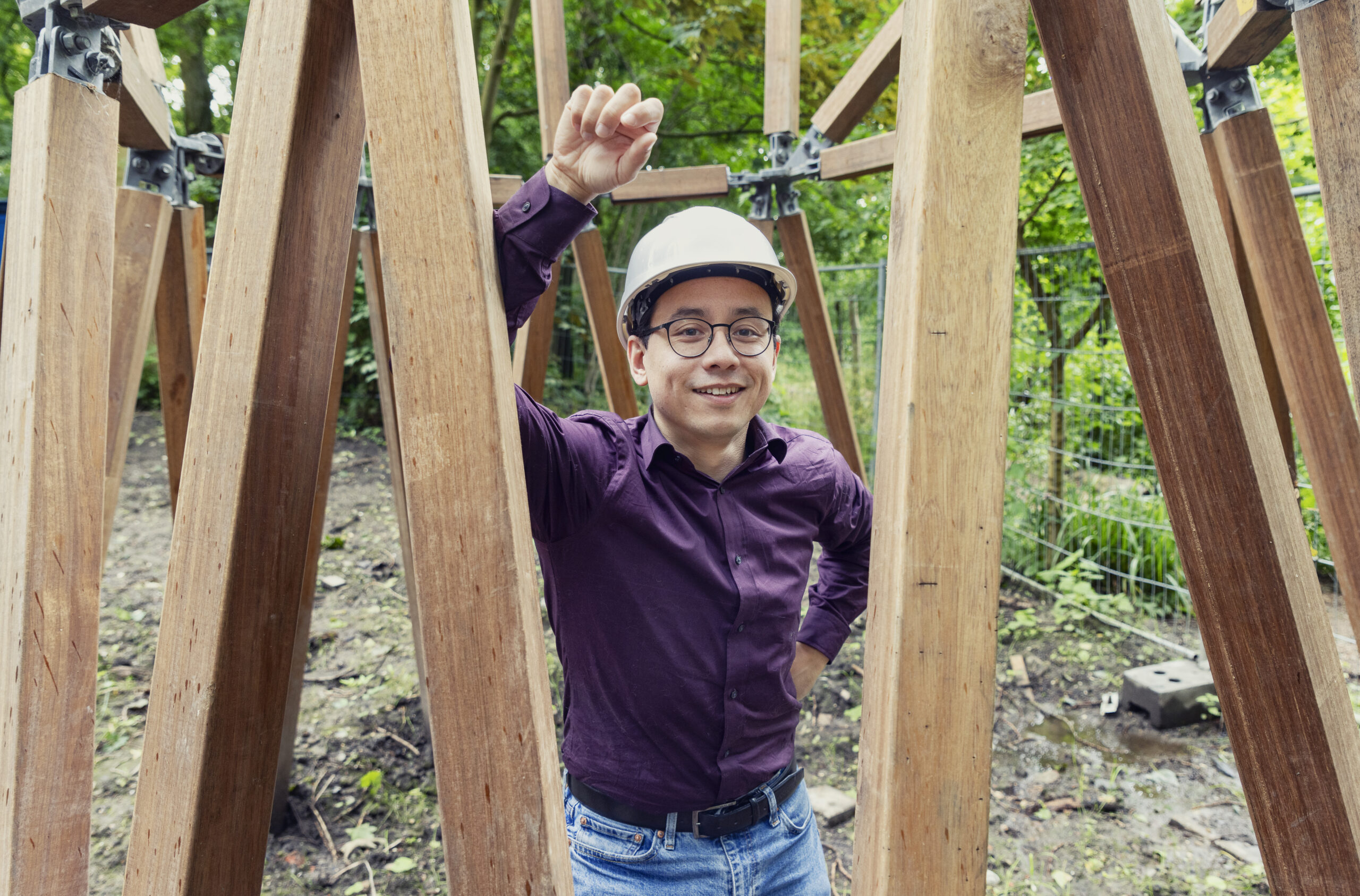 Diederik Veenendaal bij een constructie van zijn hand in aanbouw voor de Speeldernis in Rotterdam. Foto: Guido Benschop. 