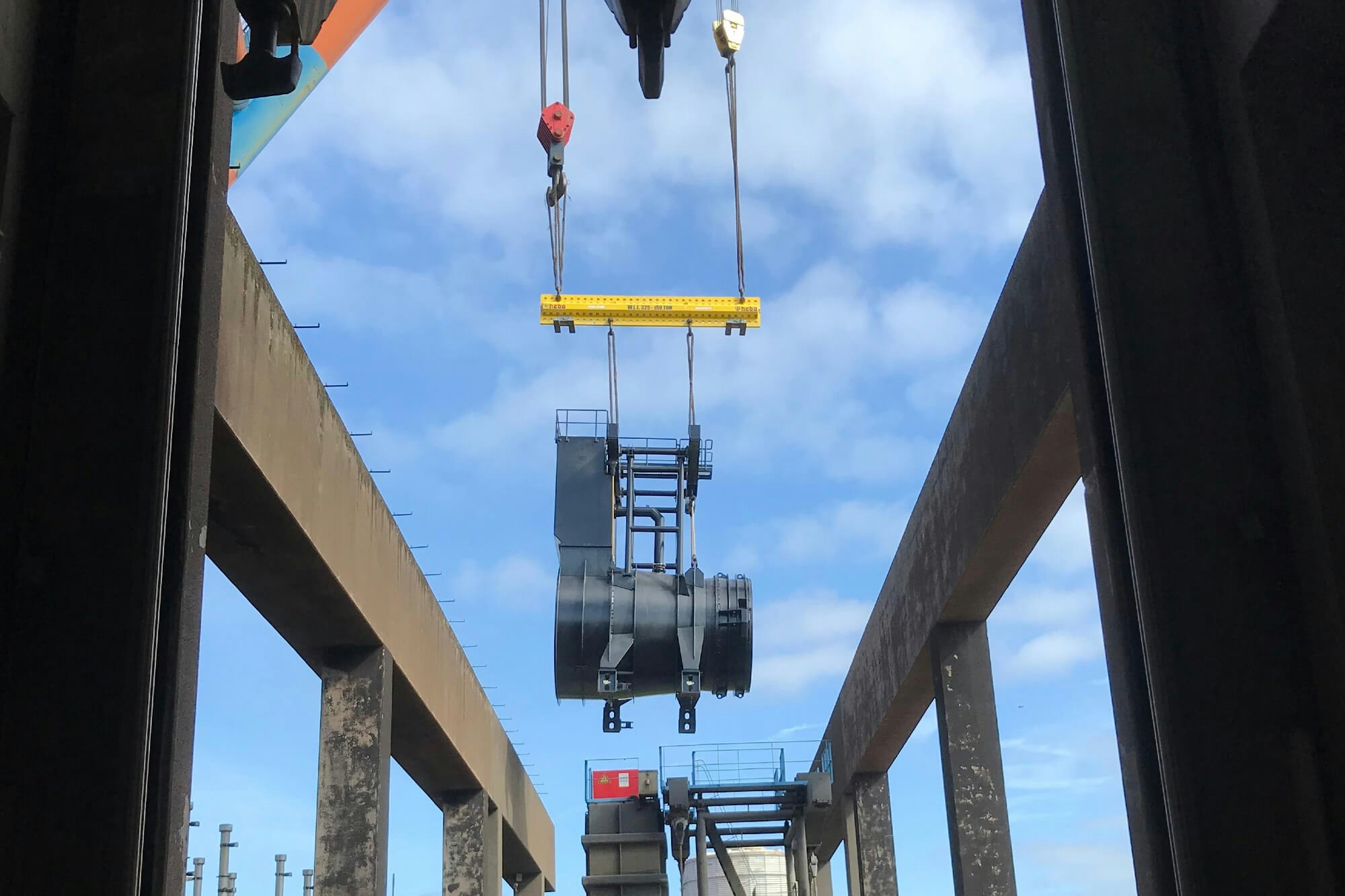 In 2021 moest nog een kapotte pomp van het gemaal bij IJmuiden in allerijl worden vervangen. Foto: Rijkswaterstaat